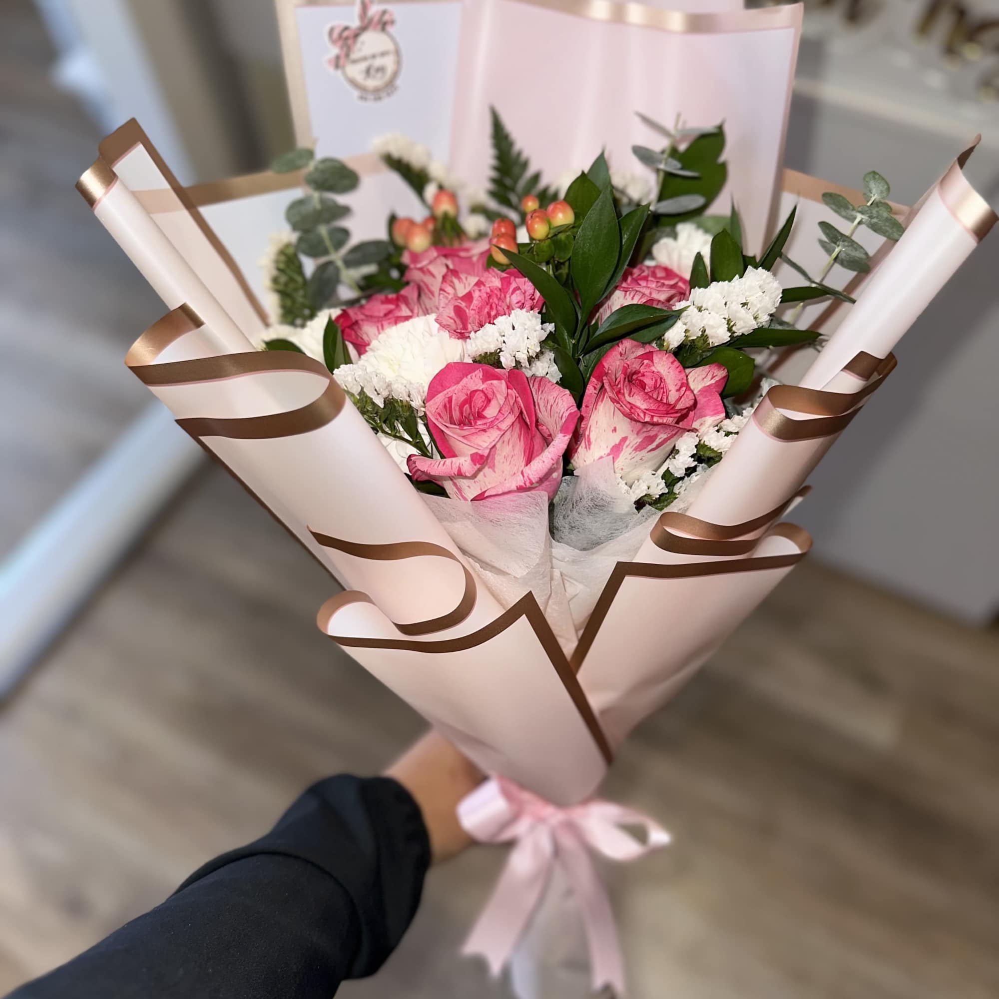 BEAUTIFUL ARRANGEMENT WITH TWO-COLOR ROSES IN ONE AND OTHER VARIETIES OF FLOWERS