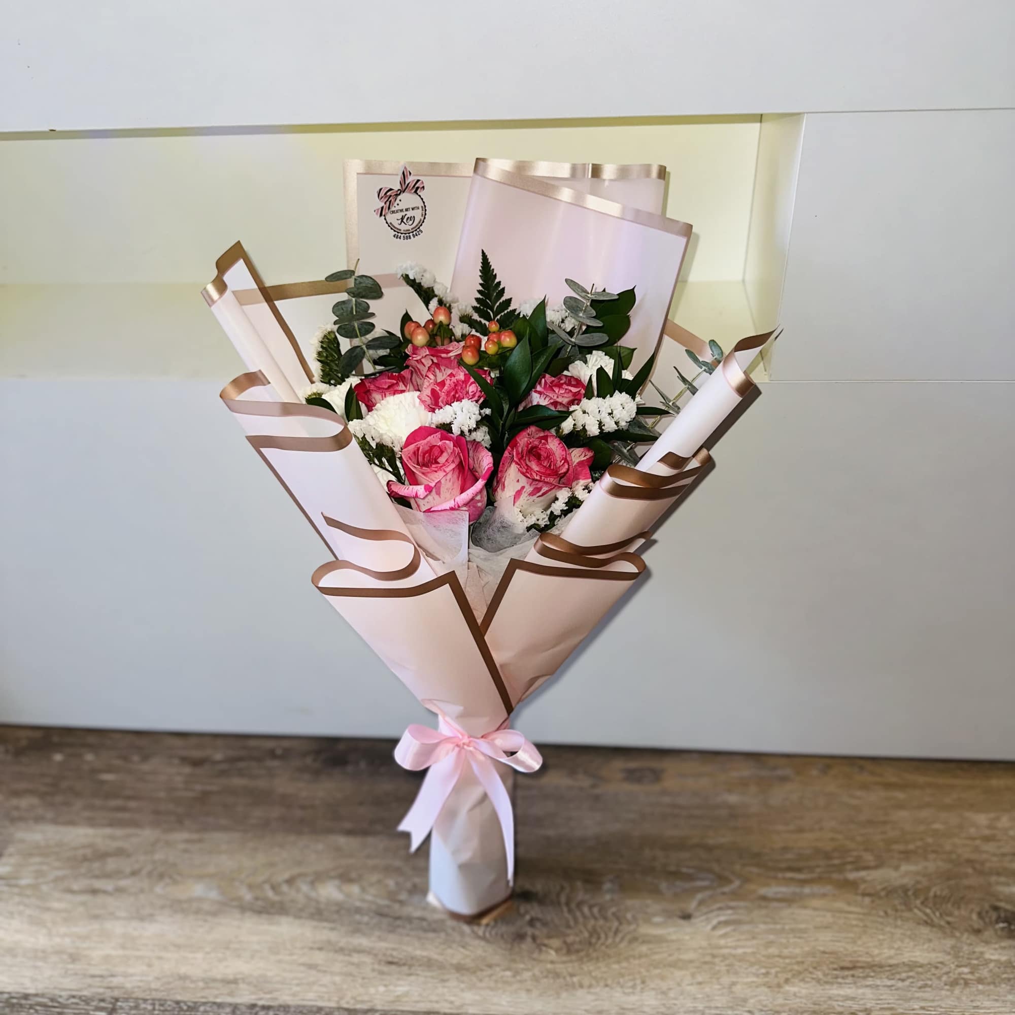 BEAUTIFUL ARRANGEMENT WITH TWO-COLOR ROSES IN ONE AND OTHER VARIETIES OF FLOWERS