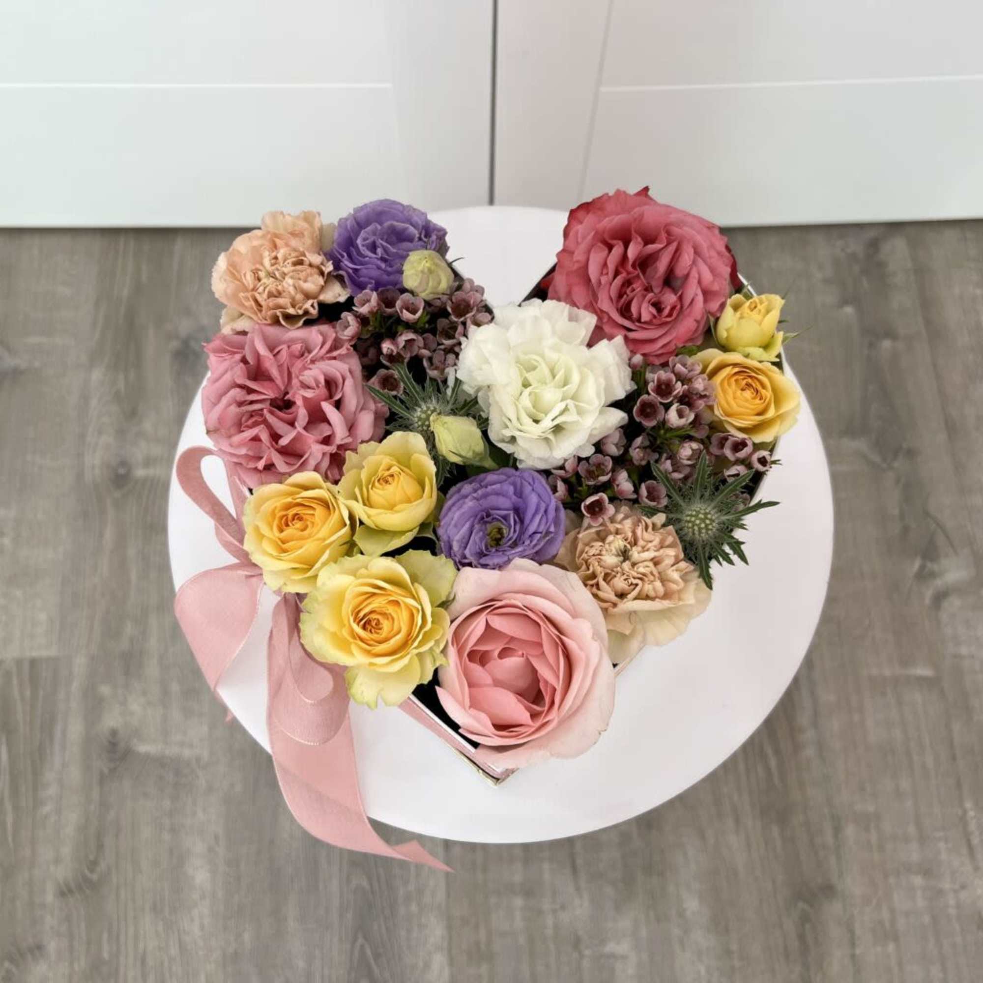 Give your heart with this beautiful arrangement. Mix of premium fresh seasonal