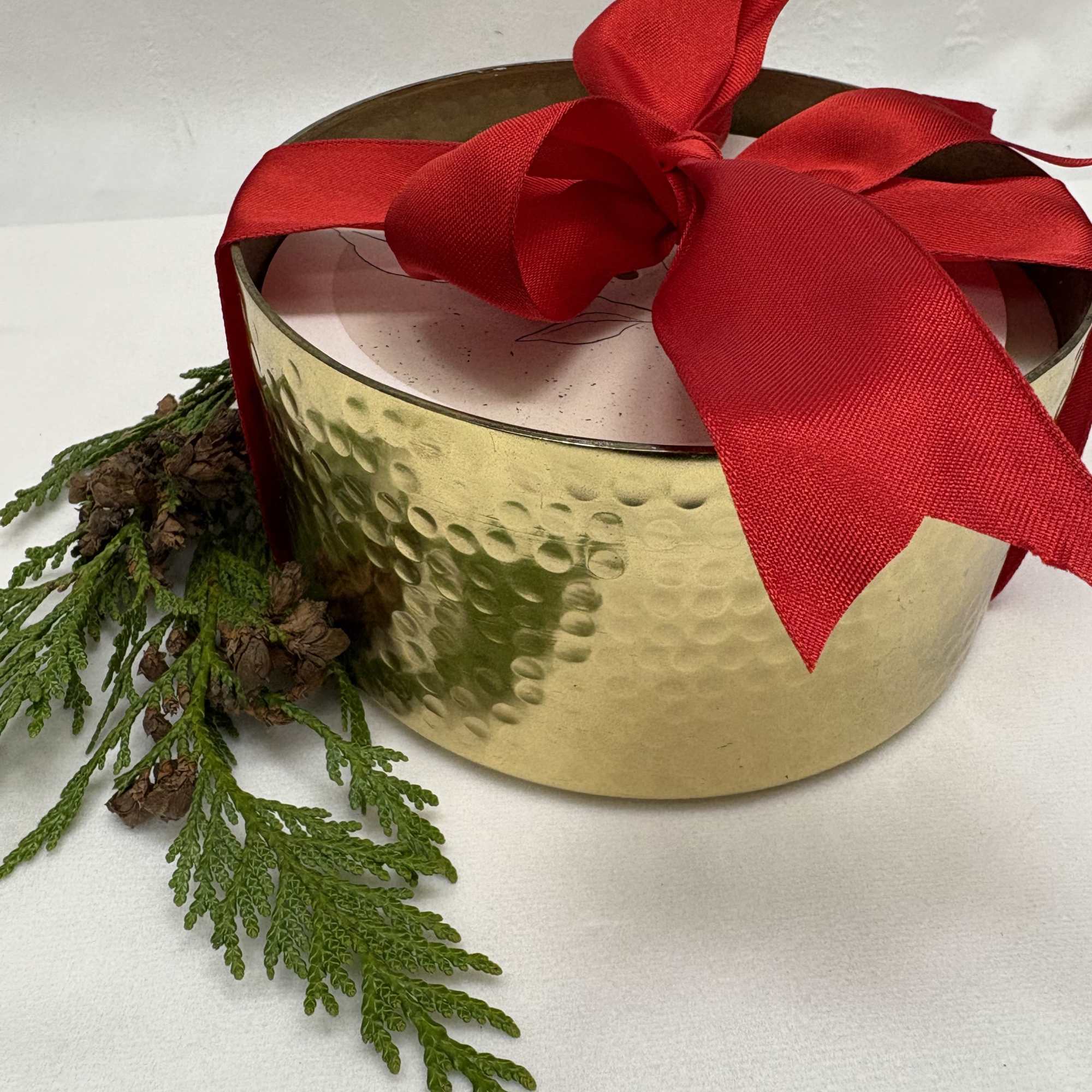 Delightful holiday candle scented with hints of apple, jasmine, sage, and sandalwood
96