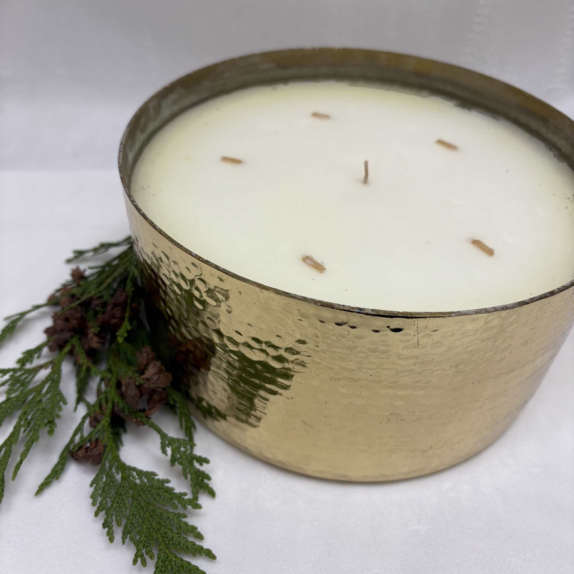 Delightful holiday candle scented with hints of apple, jasmine, sage, and sandalwood
96
