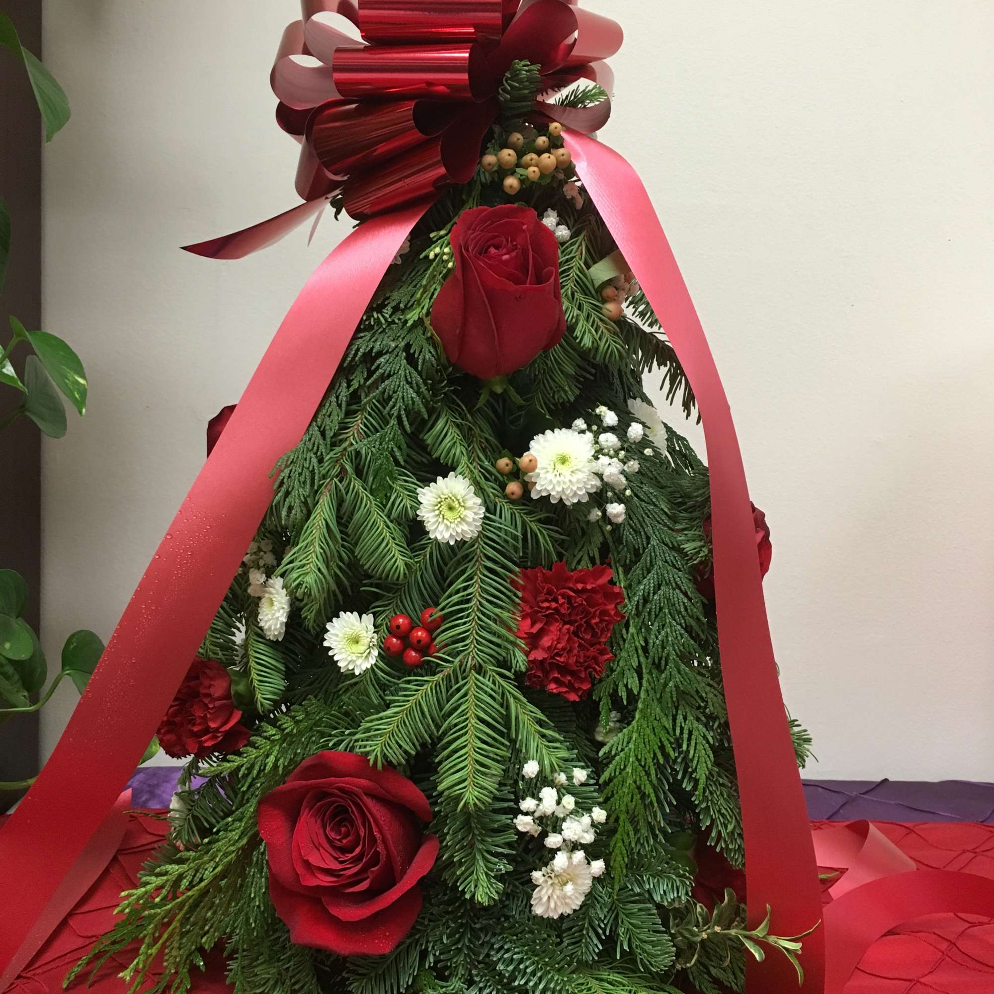 CHRISTMAS COLORS, ALL IN A CHRISTMAS TREE, WH. AND RED CARNATION, RED