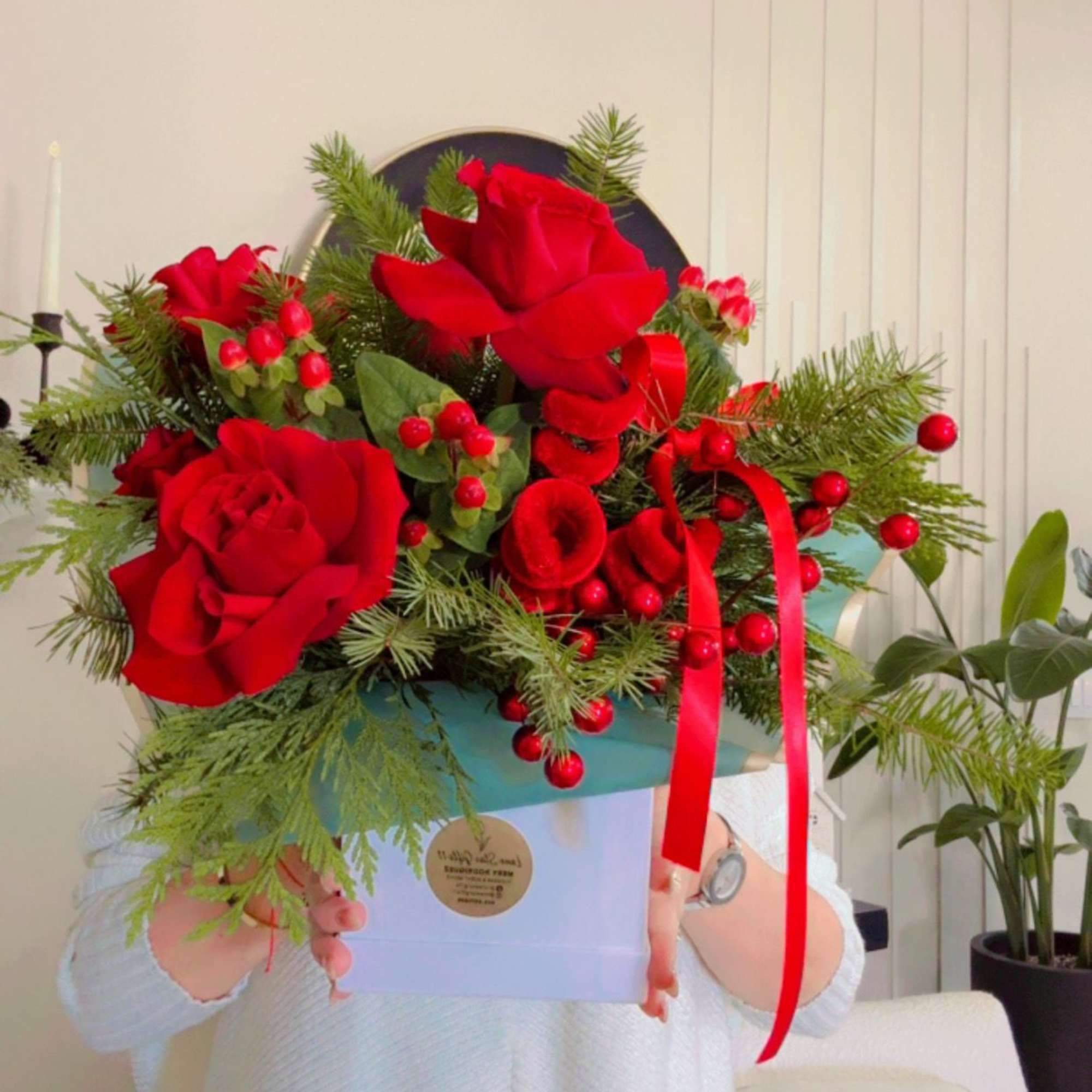 Bring the warmth and beauty of the season with this elegant Holiday