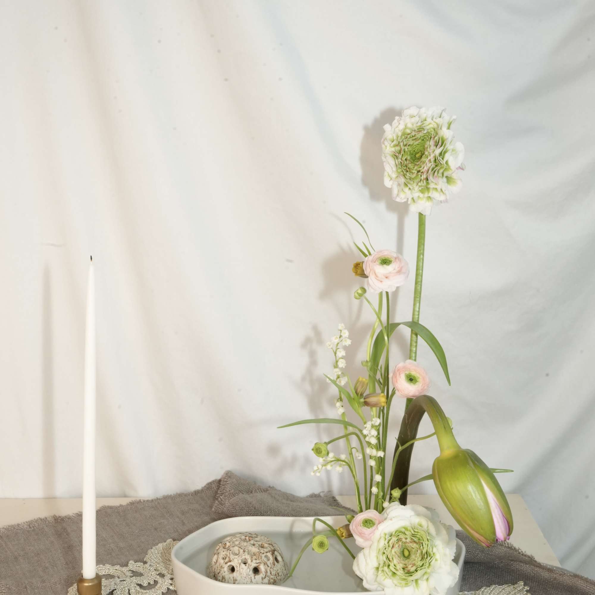 An ikebana inspired by the feeling of spring, designed to be enjoyed