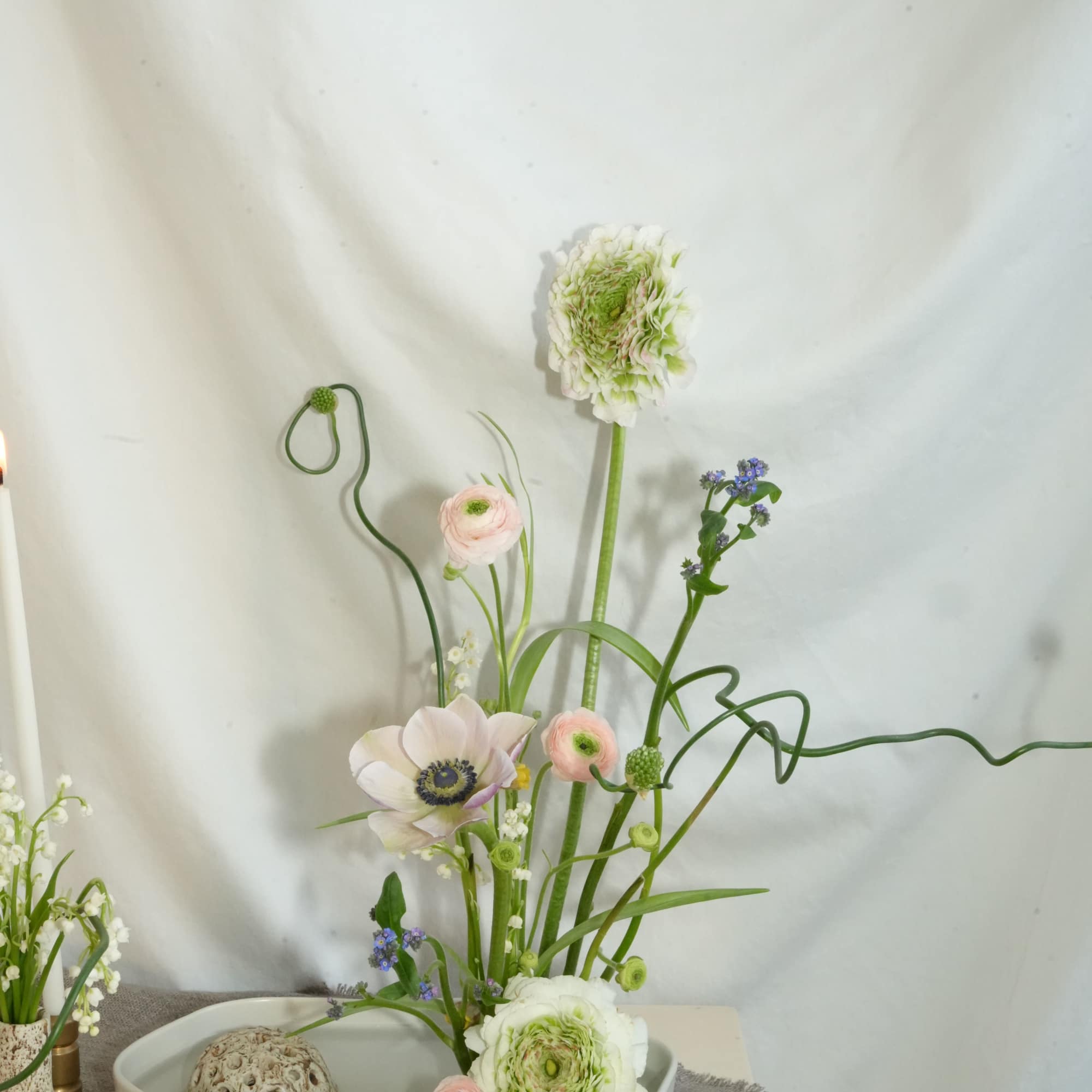 An ikebana inspired by the feeling of spring, designed to be enjoyed