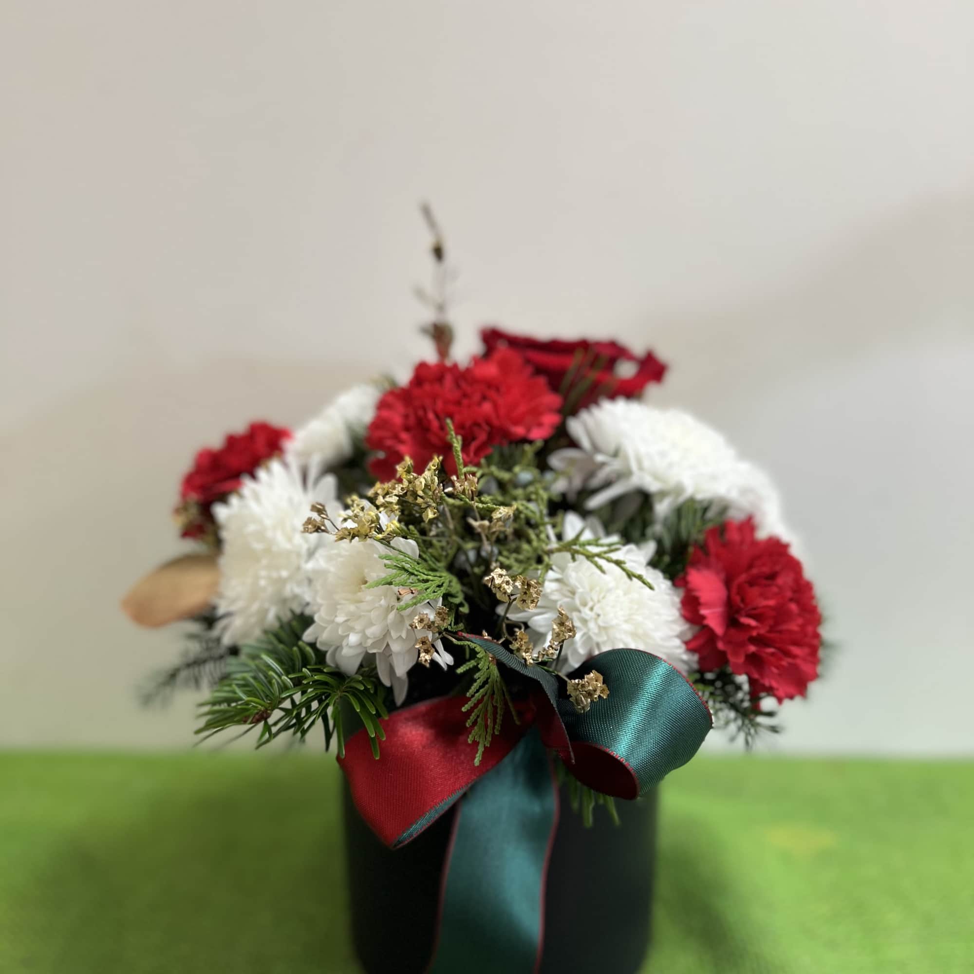 Bring the magic of Christmas to your table 
Our festive tabletop arrangement