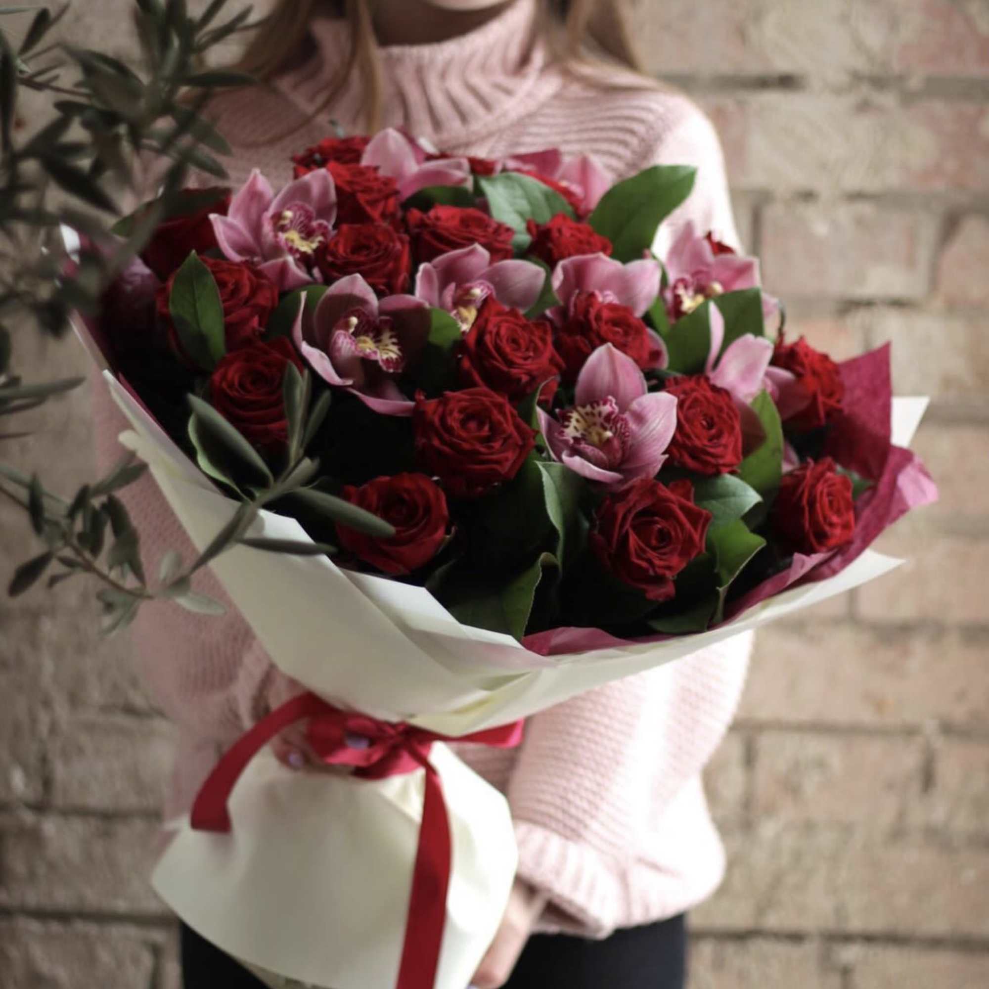 Basket of roses "you are in my heart".

Standard size - 9 rose