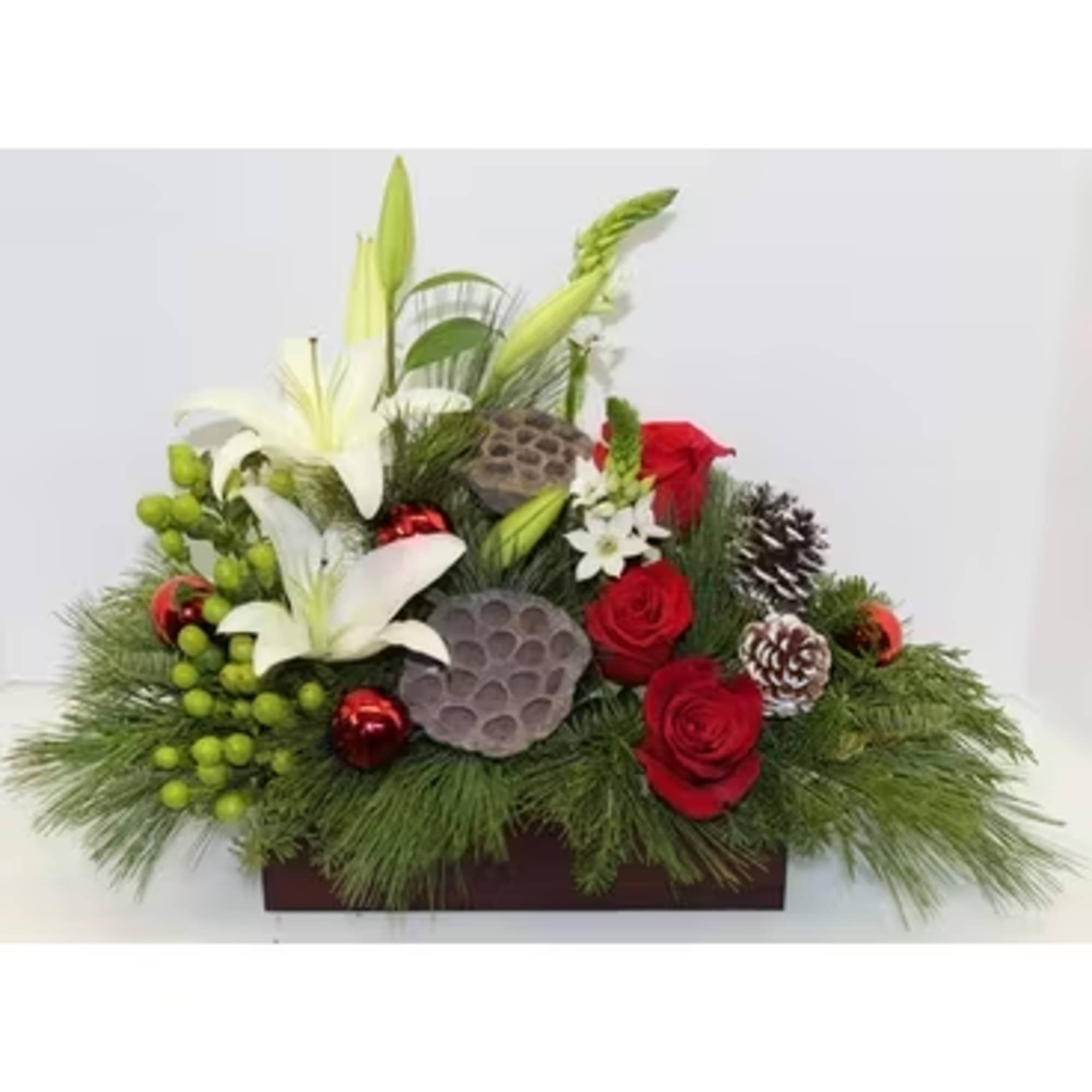 impressive holiday centerpieces with Christmas greenery and flowers - roses, hydrangeas, tulips