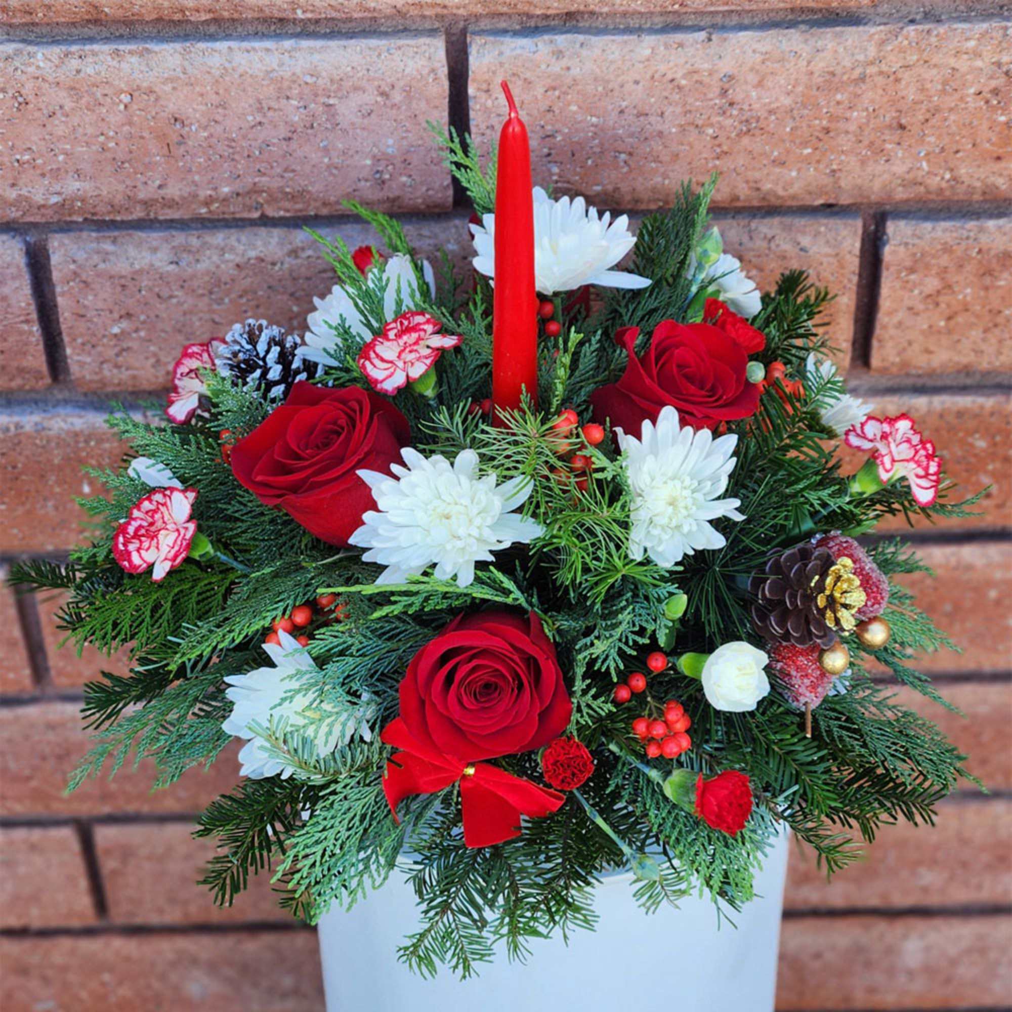 Holiday Traditions Centerpiece &ndash; Classic Christmas Greens &amp; Candle

Welcome your loved ones