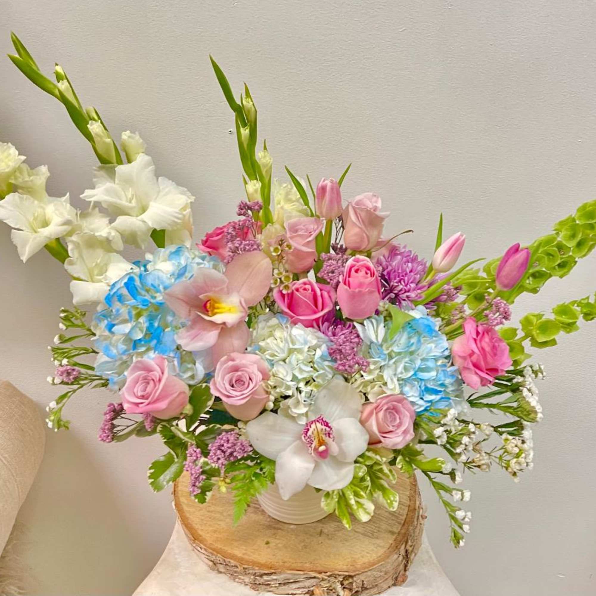 Product Information

Theme Colors: Shades of whites, pink, blue and greens

Featured Blooms: Roses