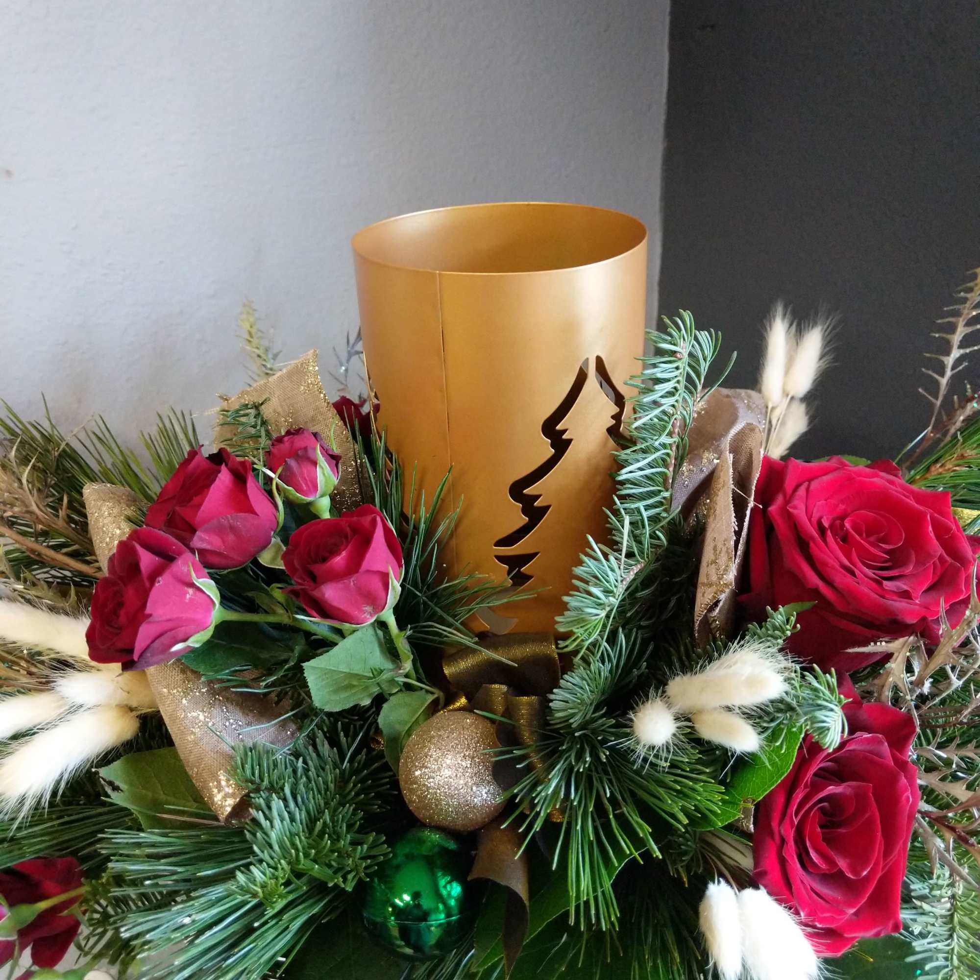 A beautiful long and low centerpierce perfect for a table of six