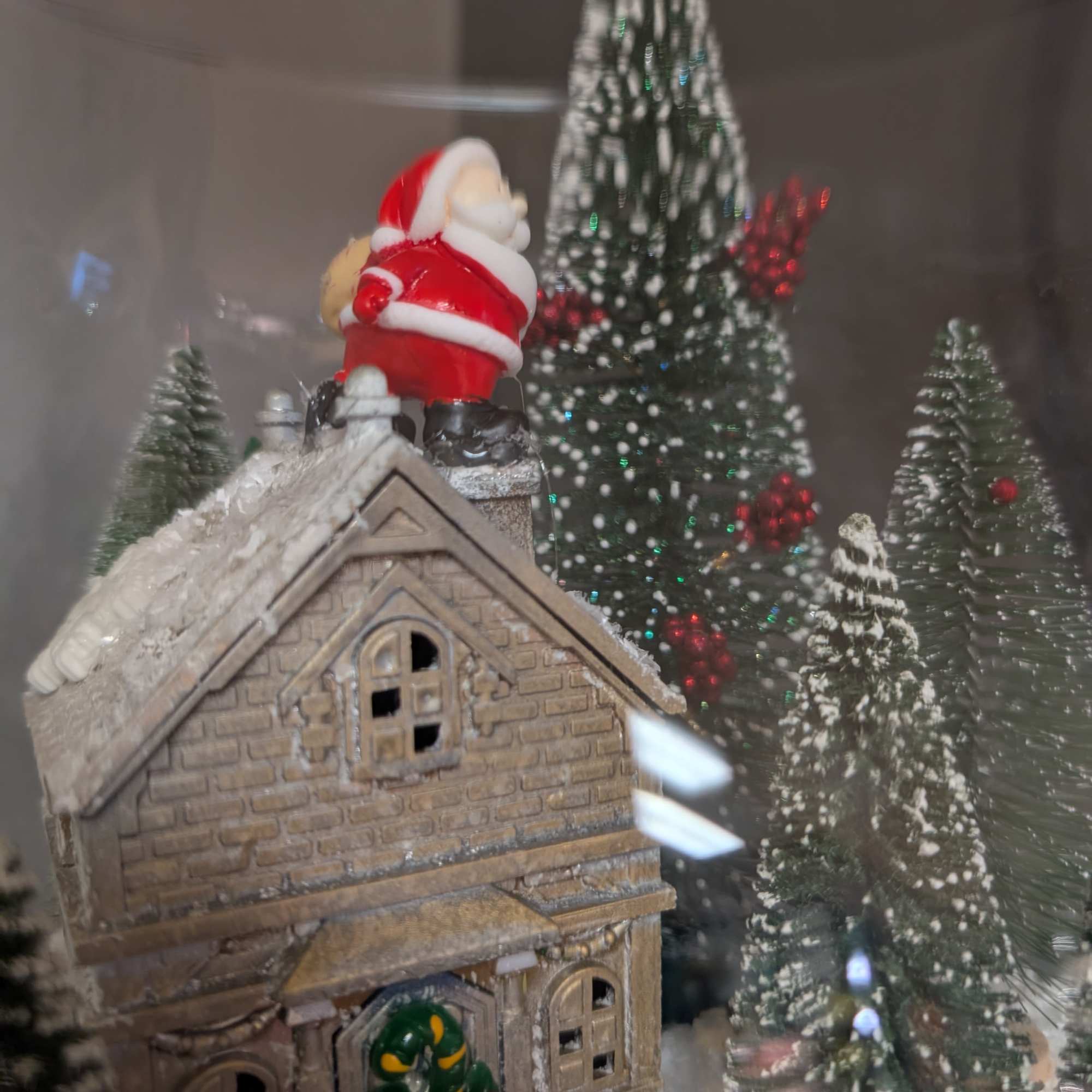 This adorable little hime inside a glass base is decorated perfectly for