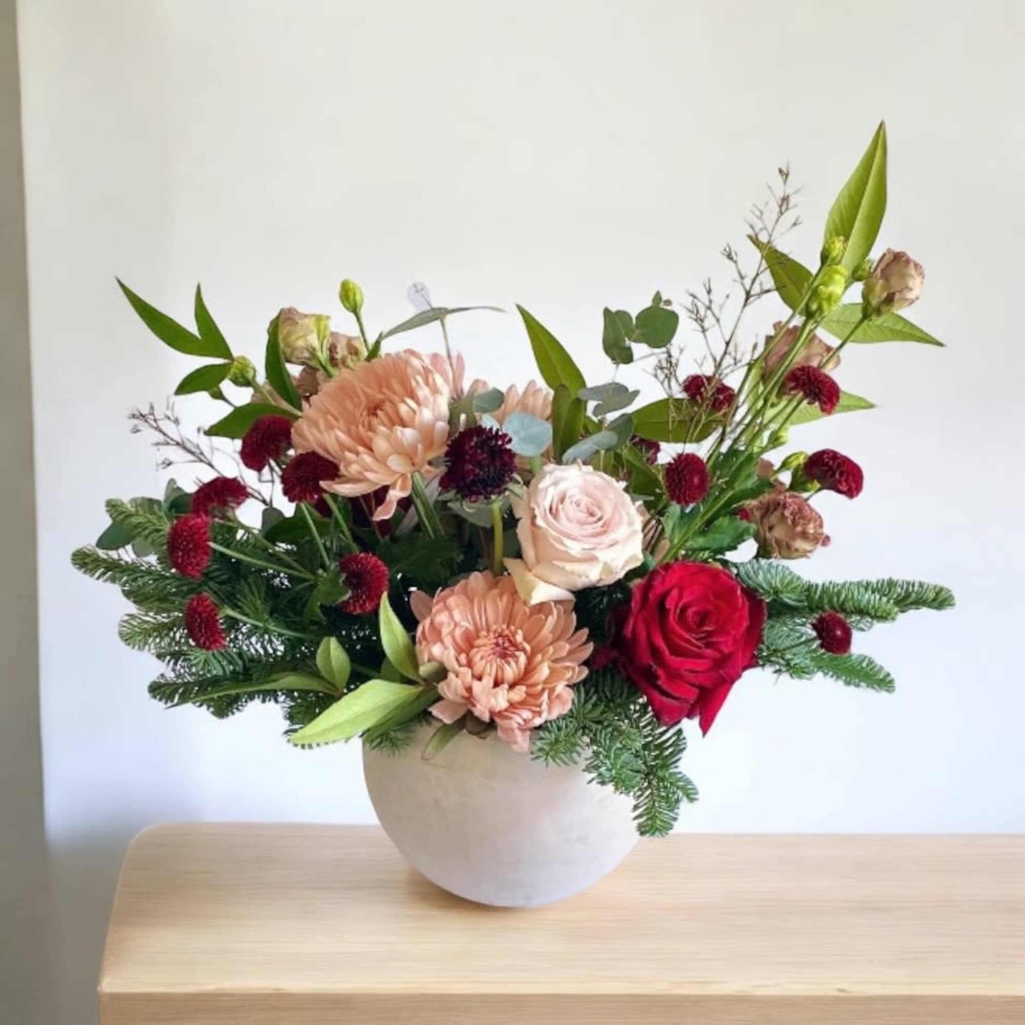 Winter vibes and warm colors for the holidays. Colors and flowers may