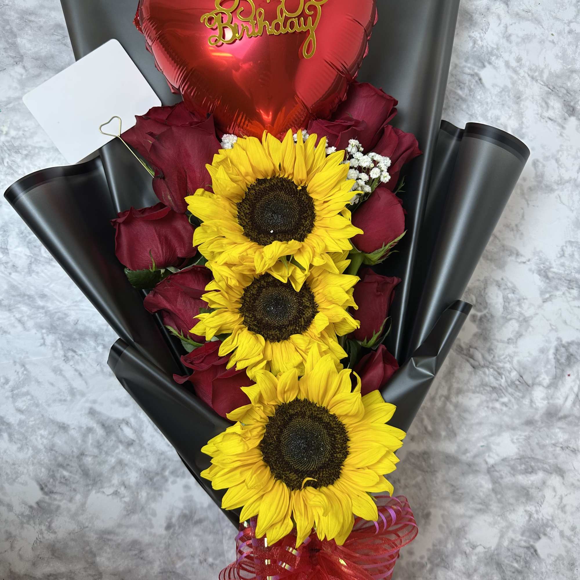 Bouquet of 12 red roses and 3 sunflowers for all types of