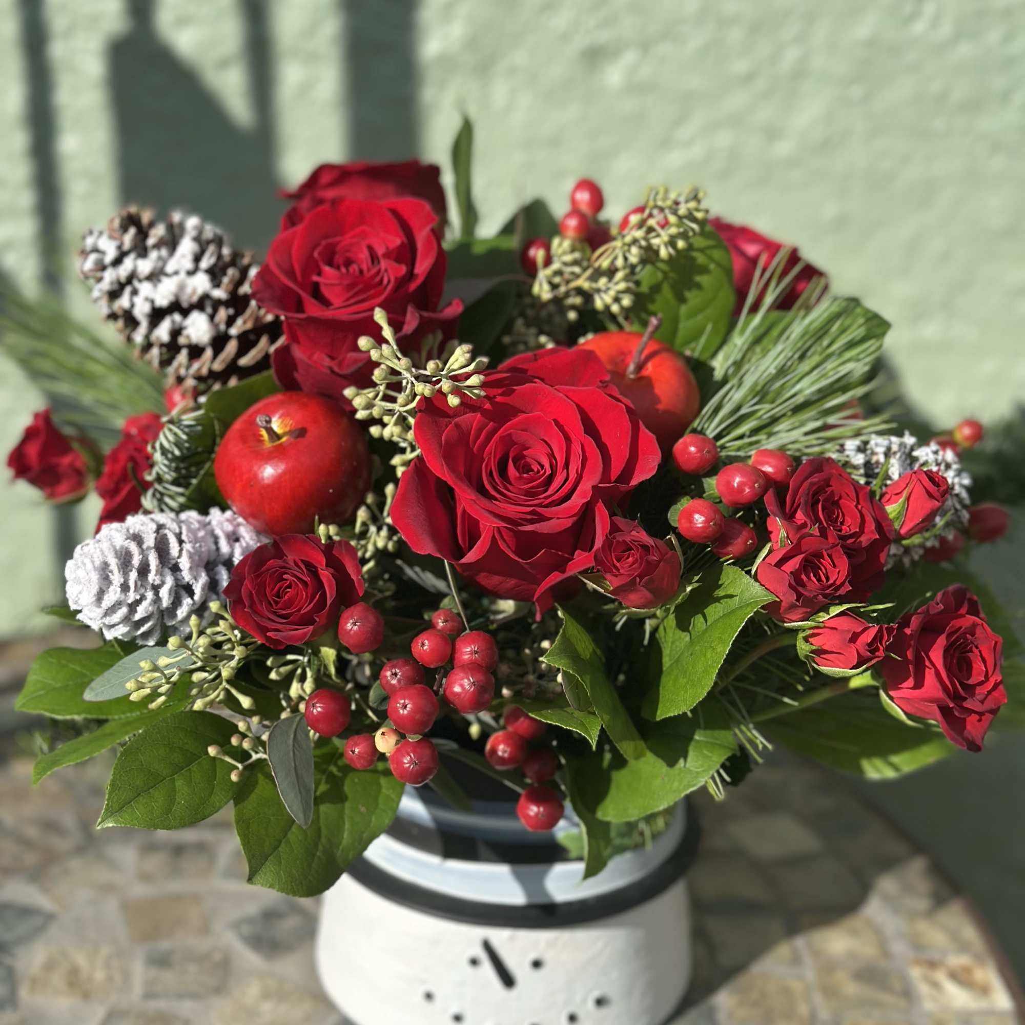 A festive burst of holiday richness, "Hi, Snowman" blends lush red roses