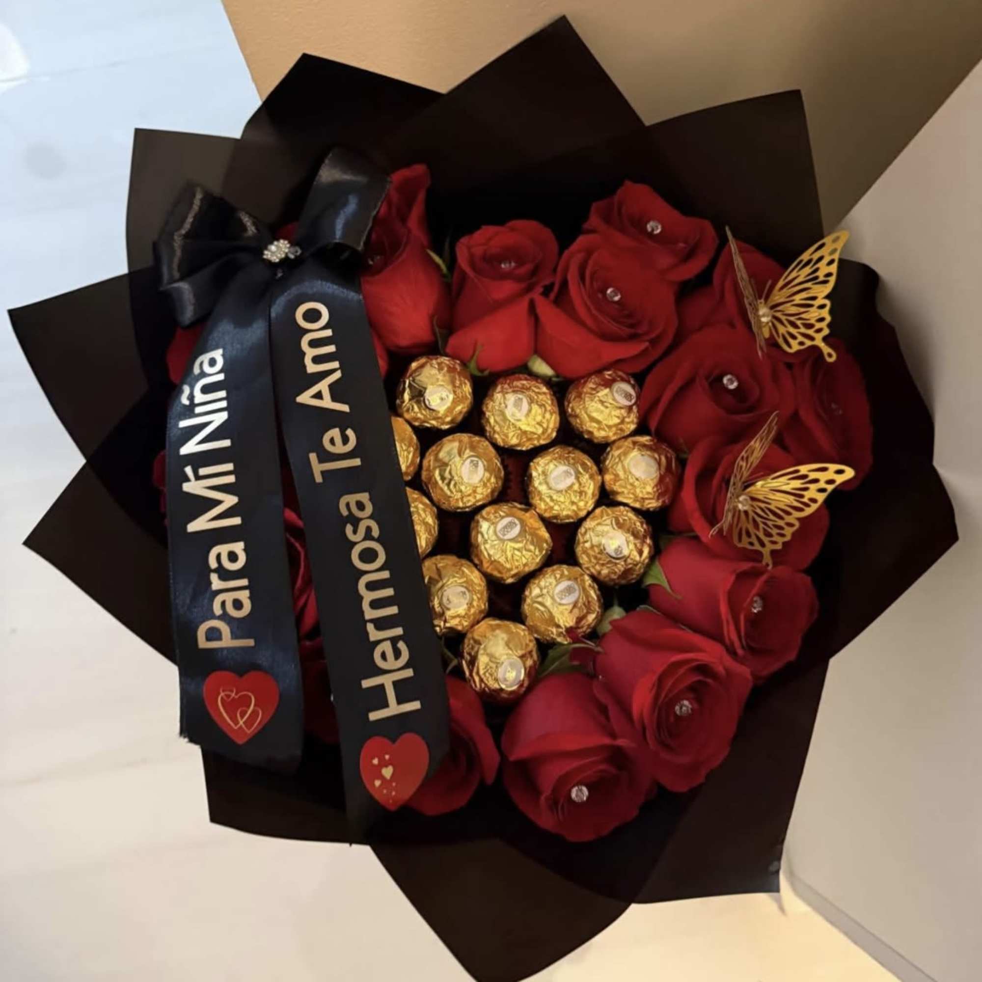 Luxury bouquet of 18 natural roses with a heart-shaped arrangement of 13