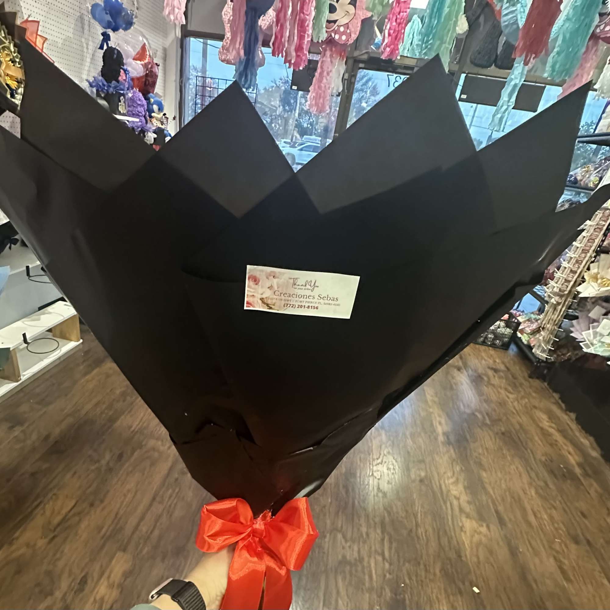 Luxury bouquet of 24 natural roses with a ribbon and personalized message.