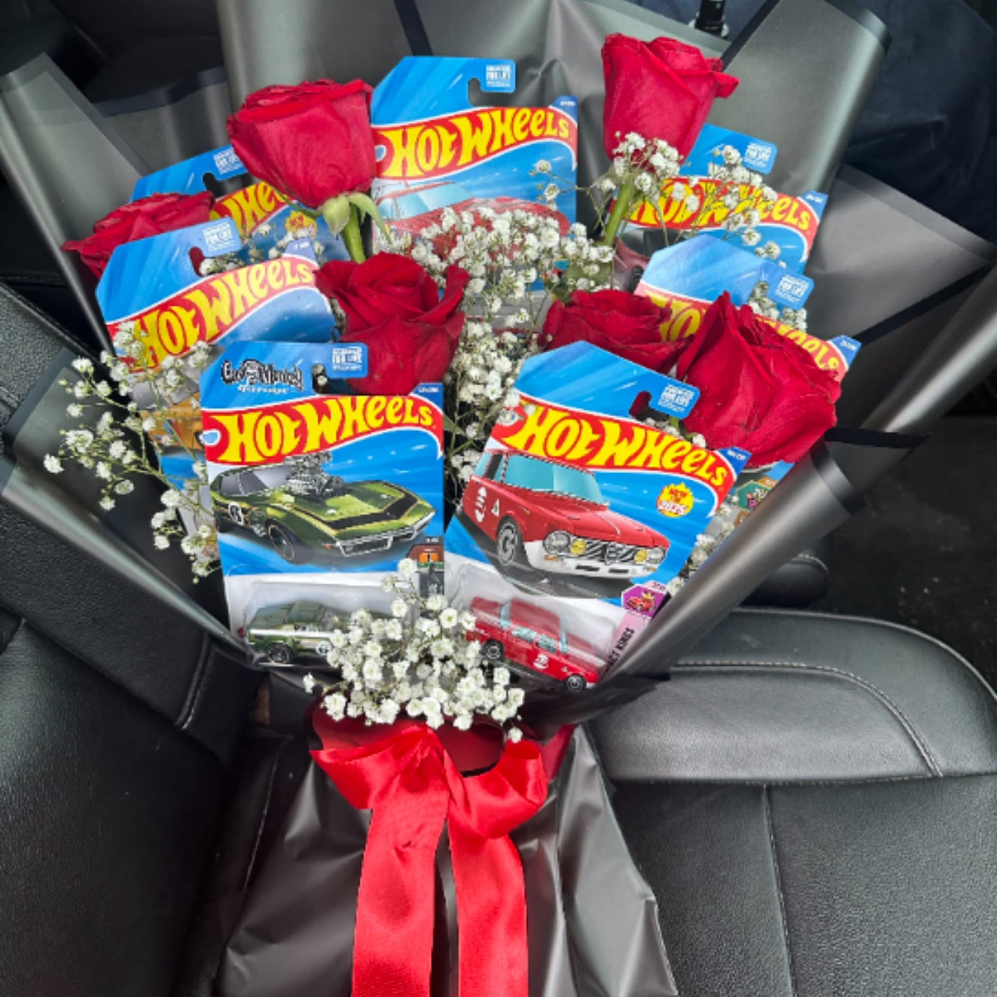 Bouquet of 6 red roses and 7 Hot Wheels for men.