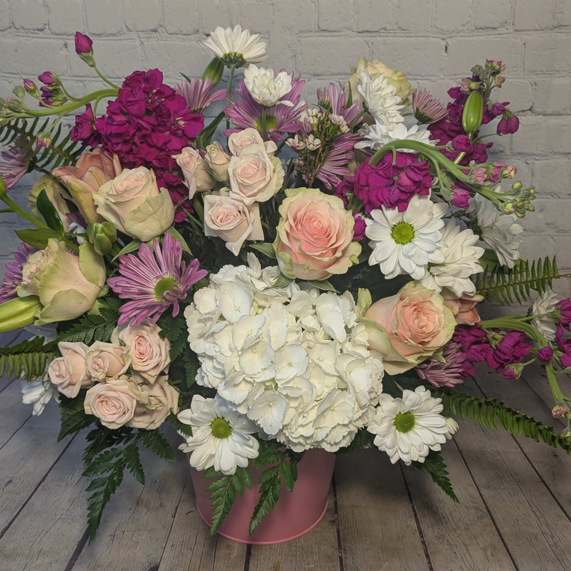 Looking for a gorgeous cut flower arrangement that exudes spring vibes and