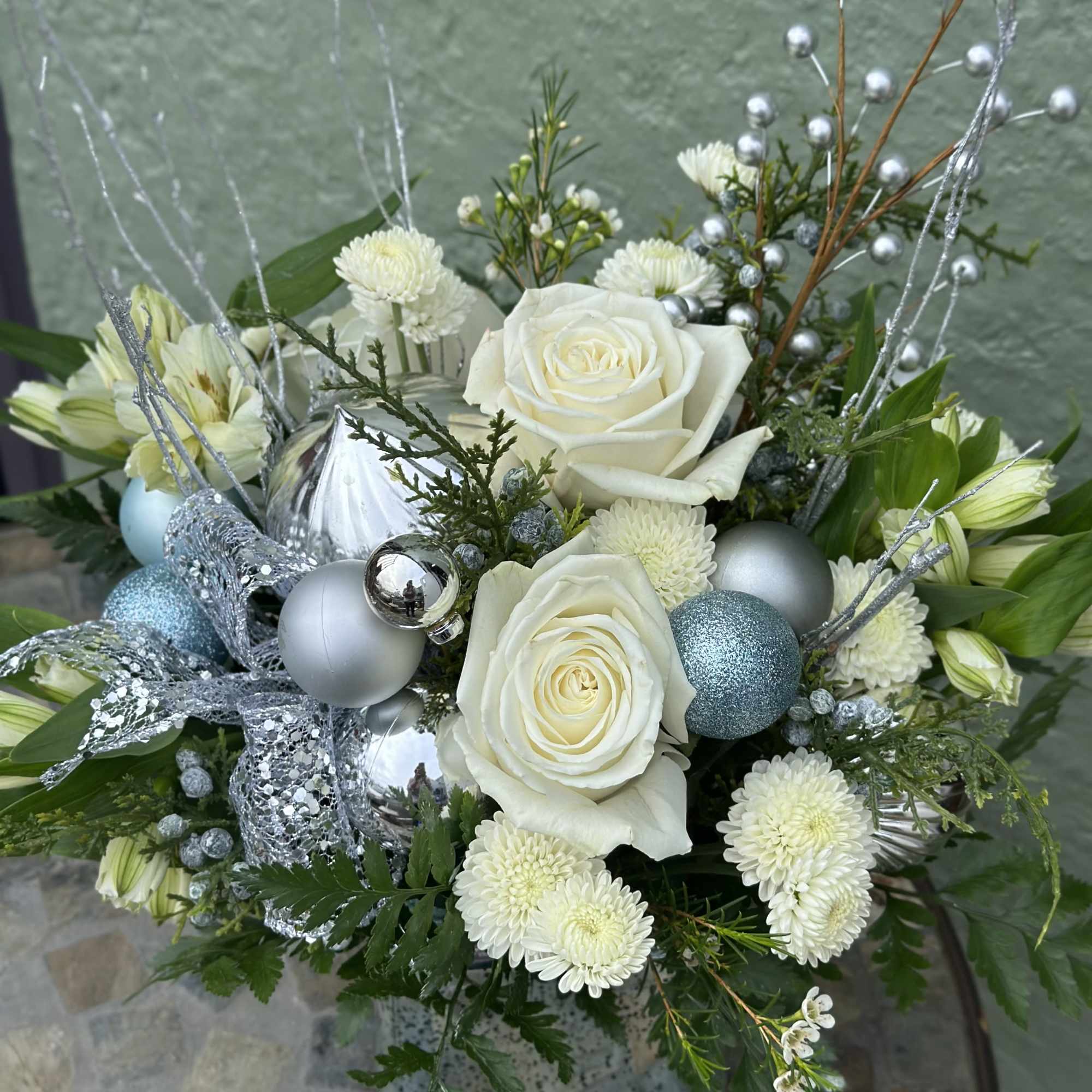 Ring in the New Year with effortless elegance. Midnight Frost pairs creamy