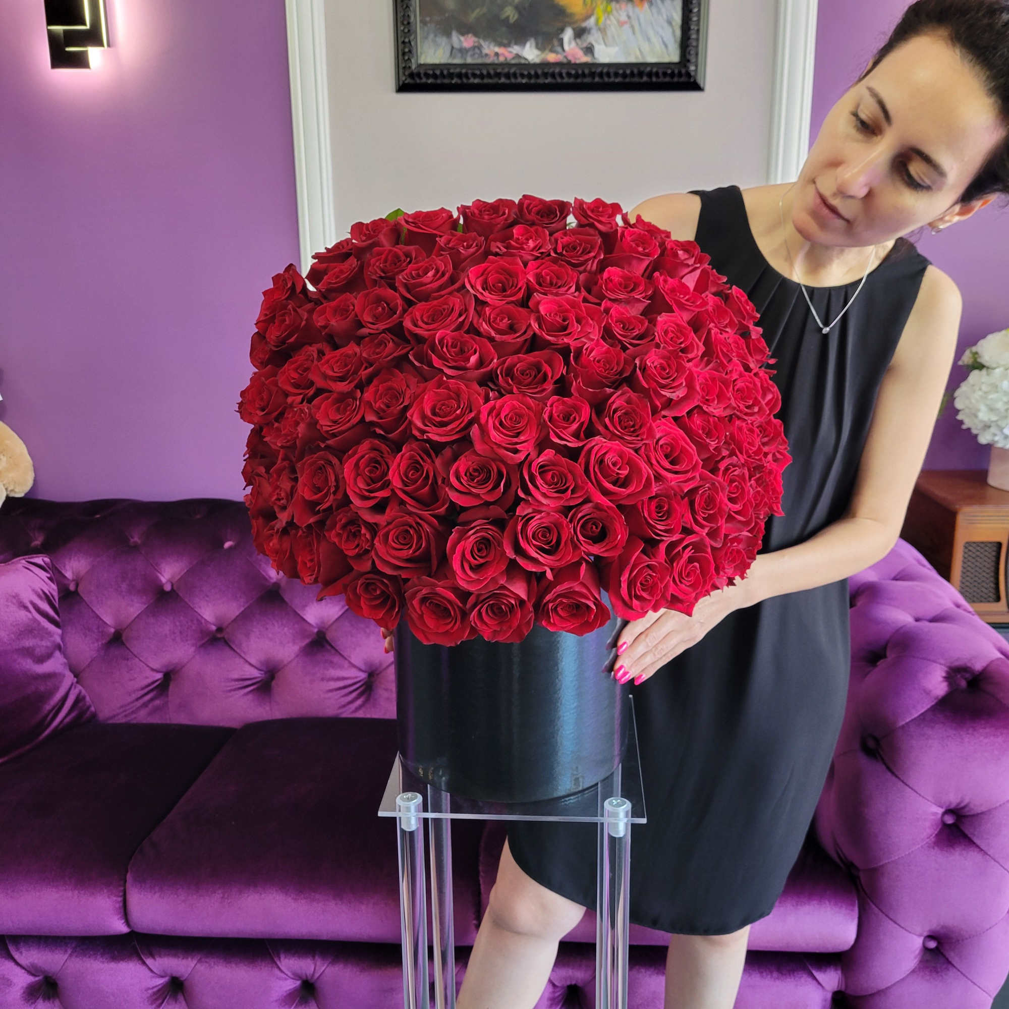 Roses in Box &ndash; this arrangement is saturated with courage and notes