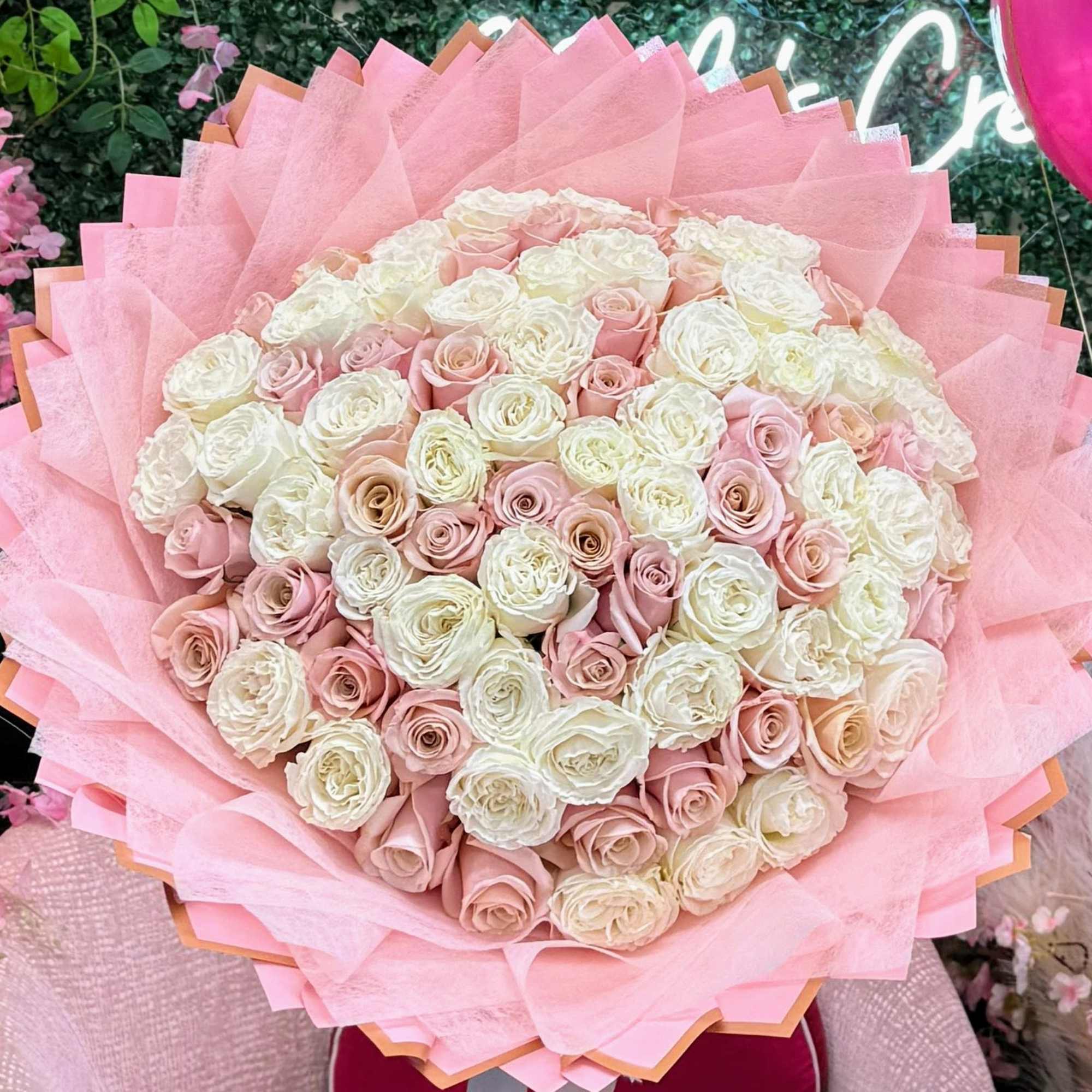 STANDARD 50 ROSES
DELUXE 75 ROSES
PREMIUM 100 ROSES
Delicate pink and white flowers come
