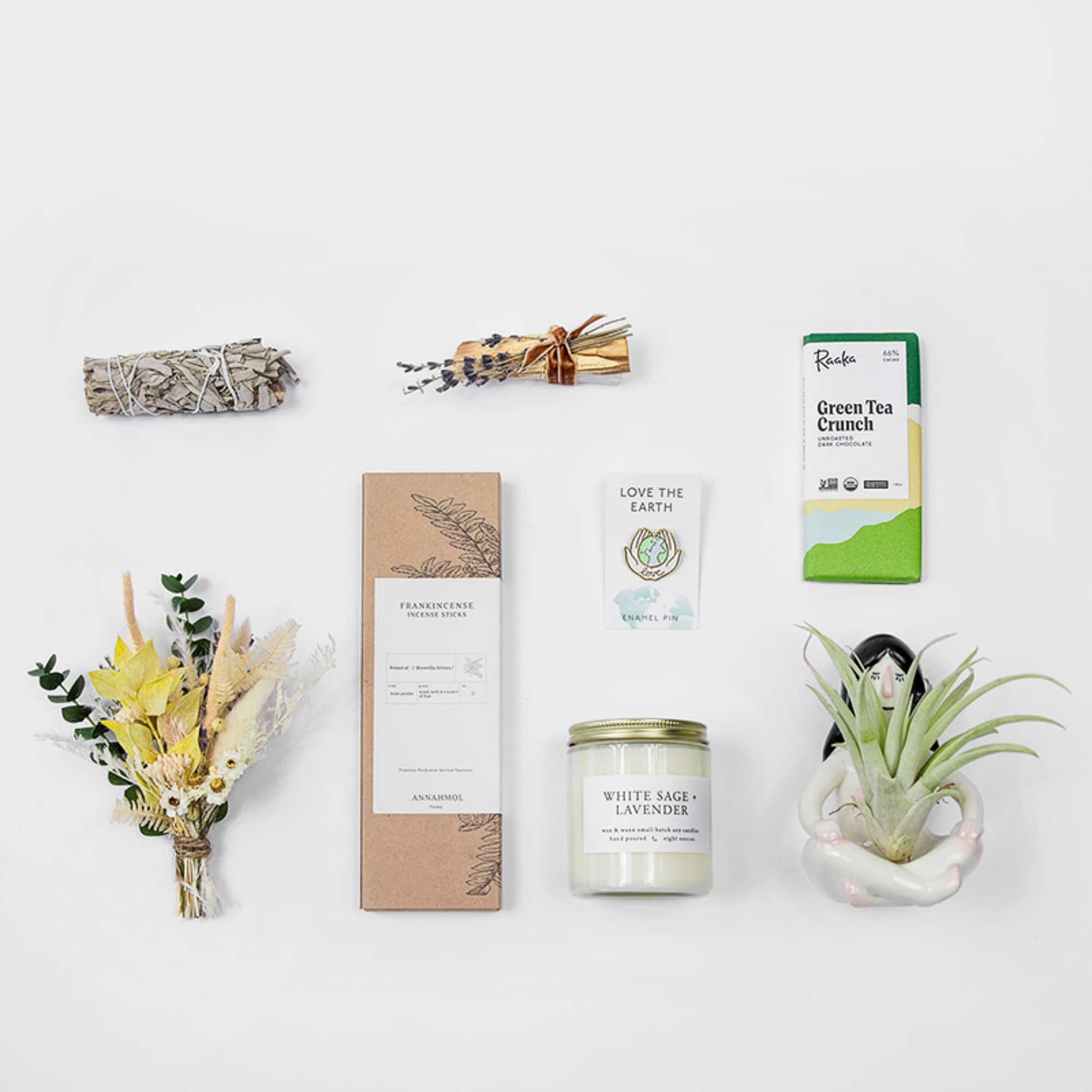 Zen gift box includes : Seasonal flower arrangement, Wax &amp; Wane Candle