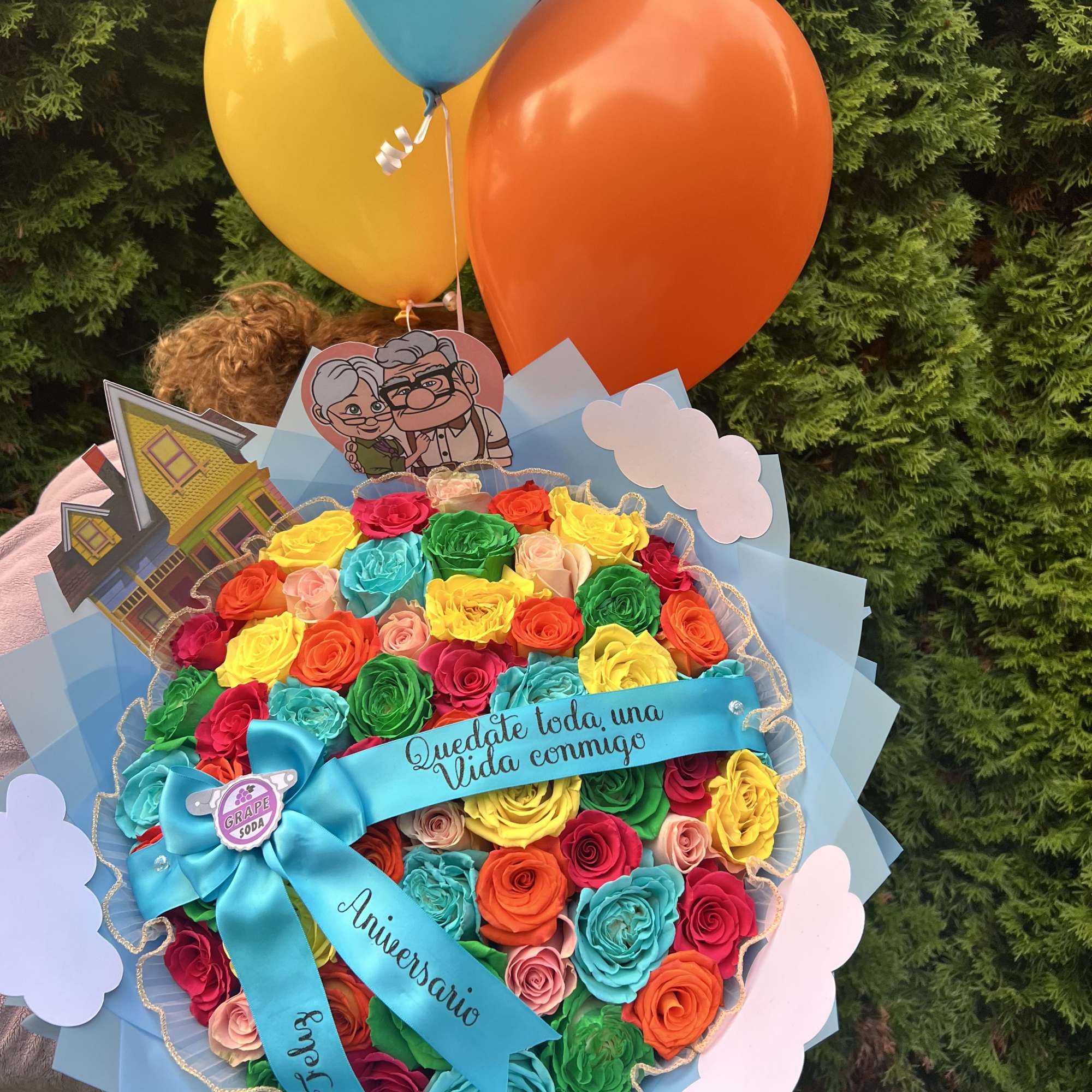 This bouquet includes:
-50 colorful roses inspired in the Up movie perfect to