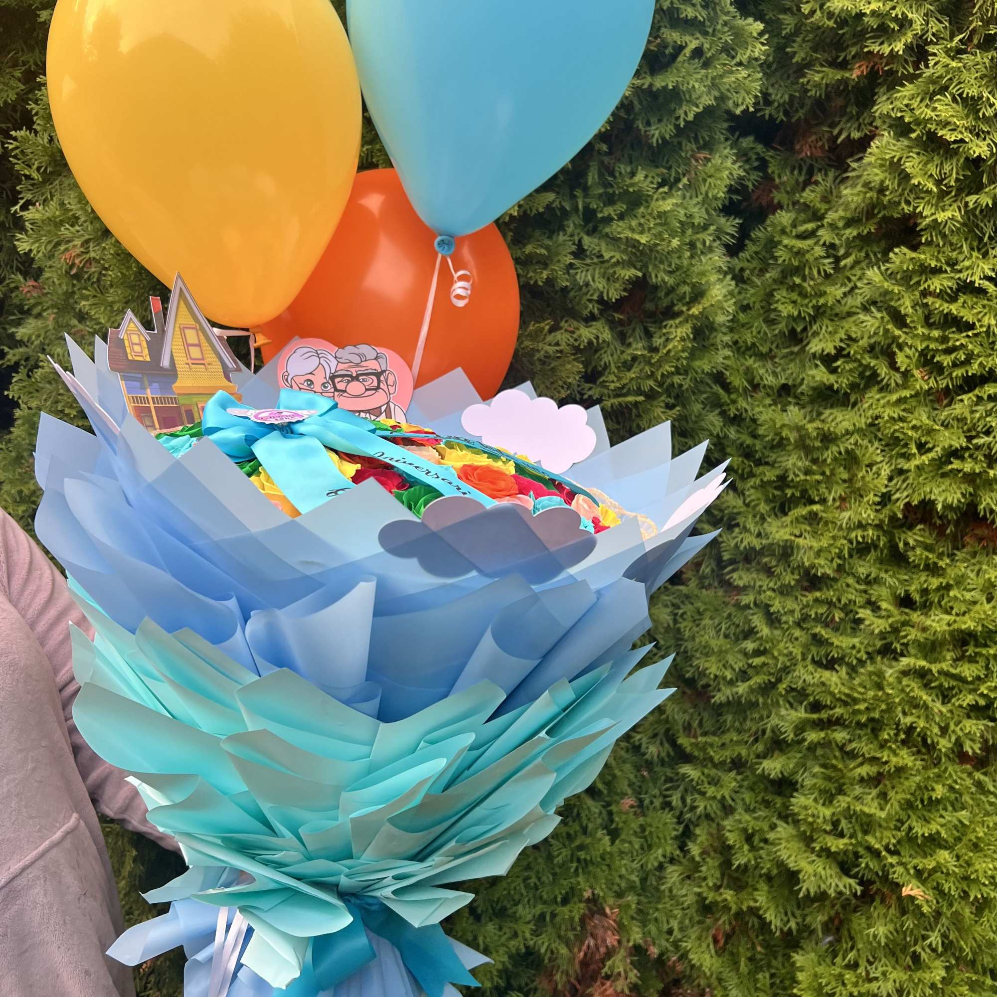 This bouquet includes:
-50 colorful roses inspired in the Up movie perfect to