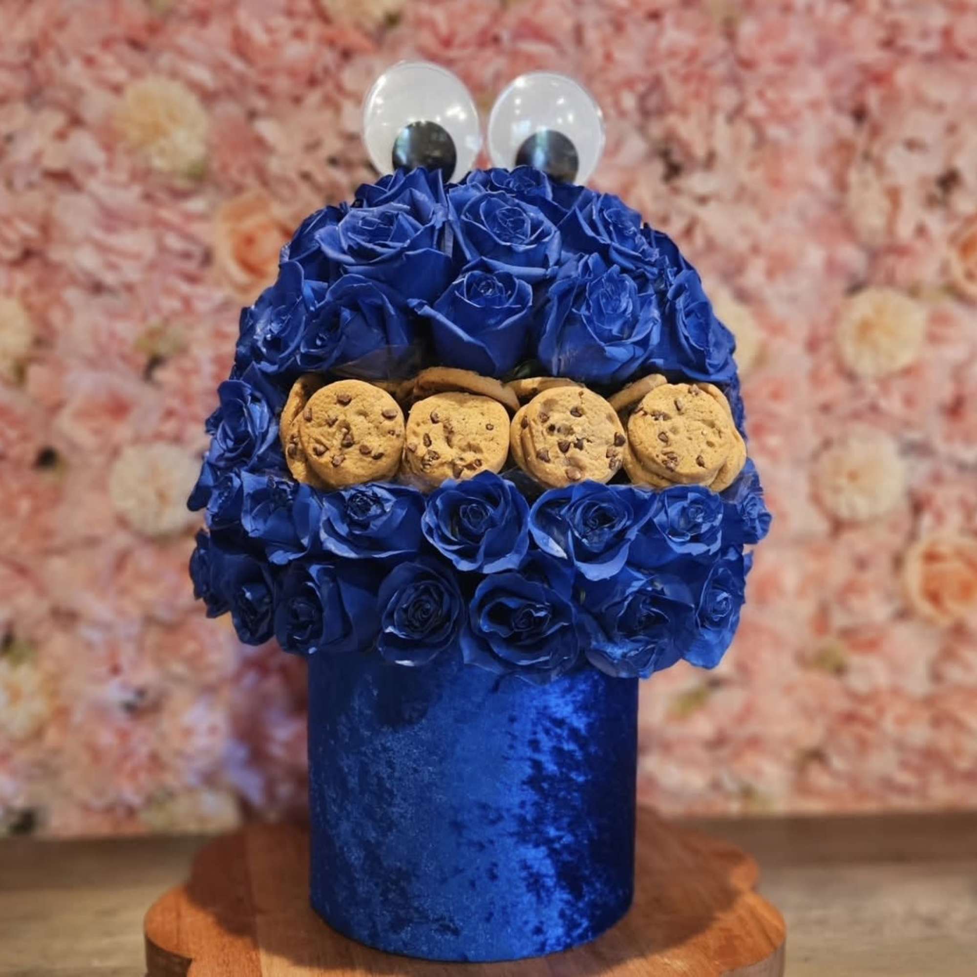 This arrangement includes:

-Between 75 to 125 deep blue roses
-chocolate chip cookies 