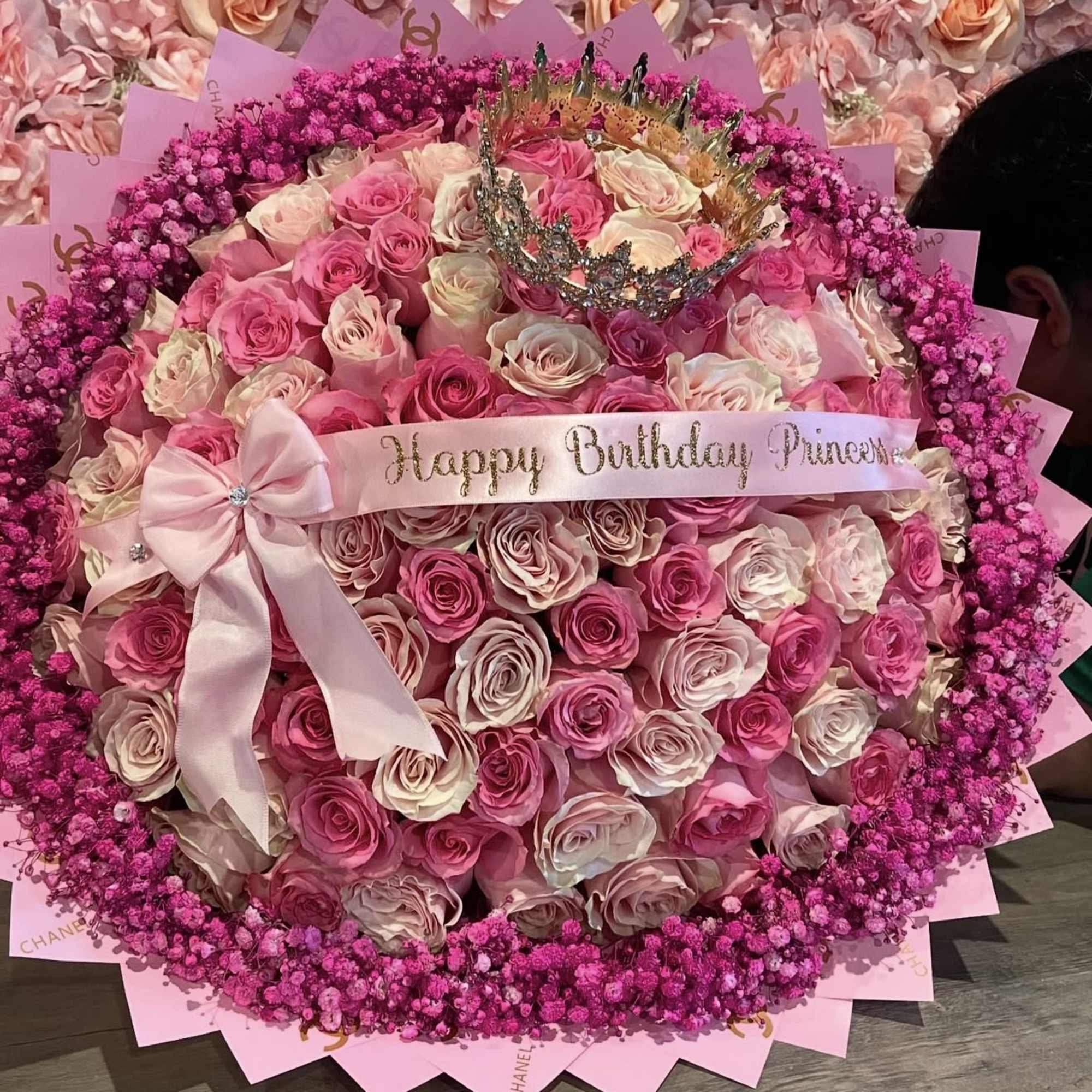 This beautiful Megan Bouquet includes:

-100 pink roses in 2 different shades.
-Hot pink