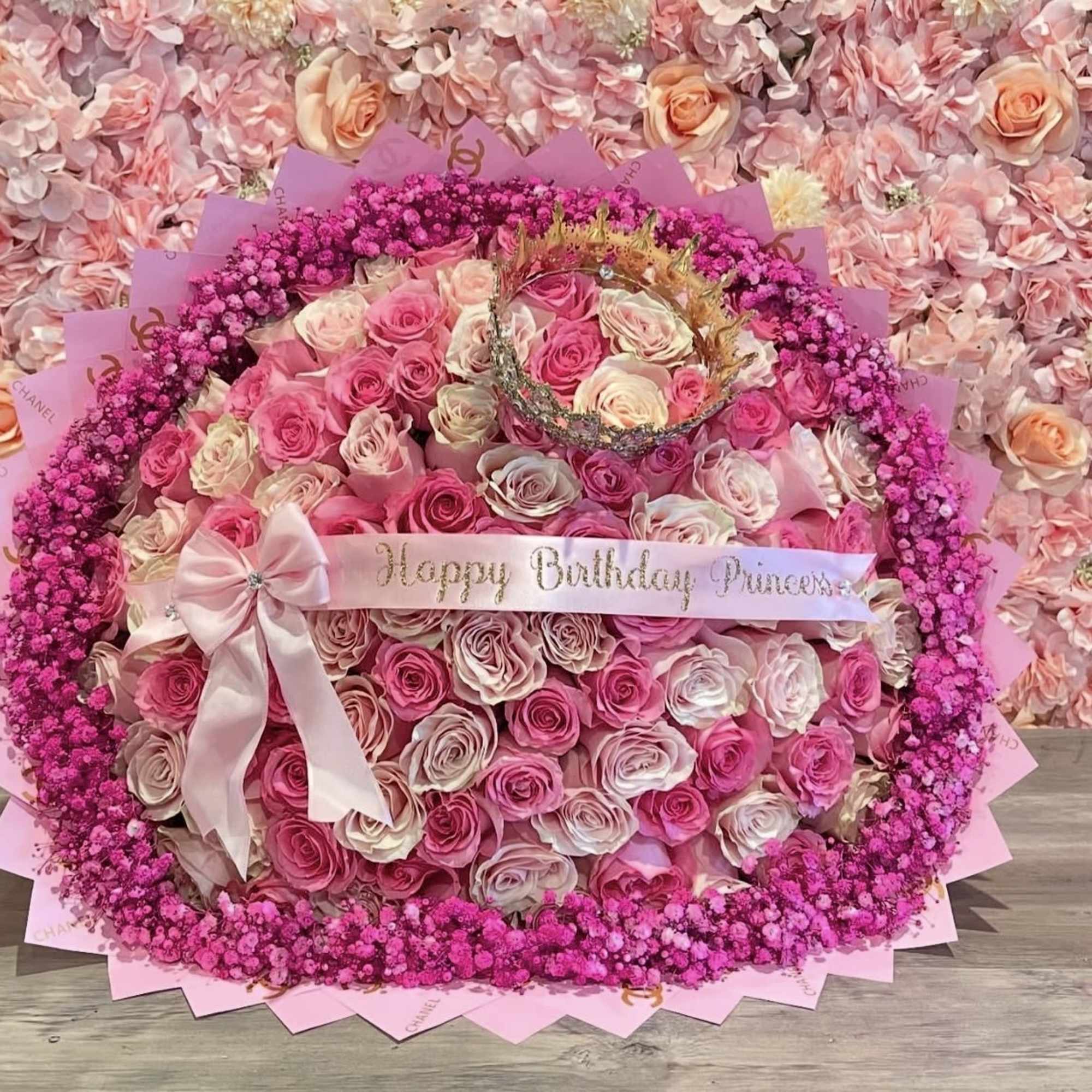 This beautiful Megan Bouquet includes:

-100 pink roses in 2 different shades.
-Hot pink
