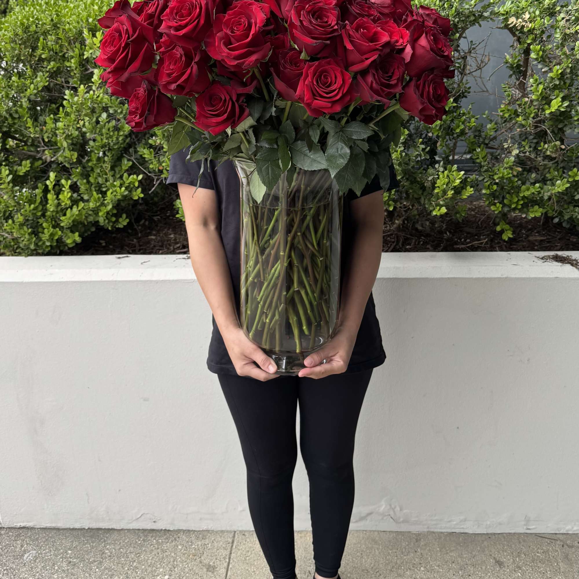 Make a lasting impression with this stunning arrangement of 100 premium long-stem