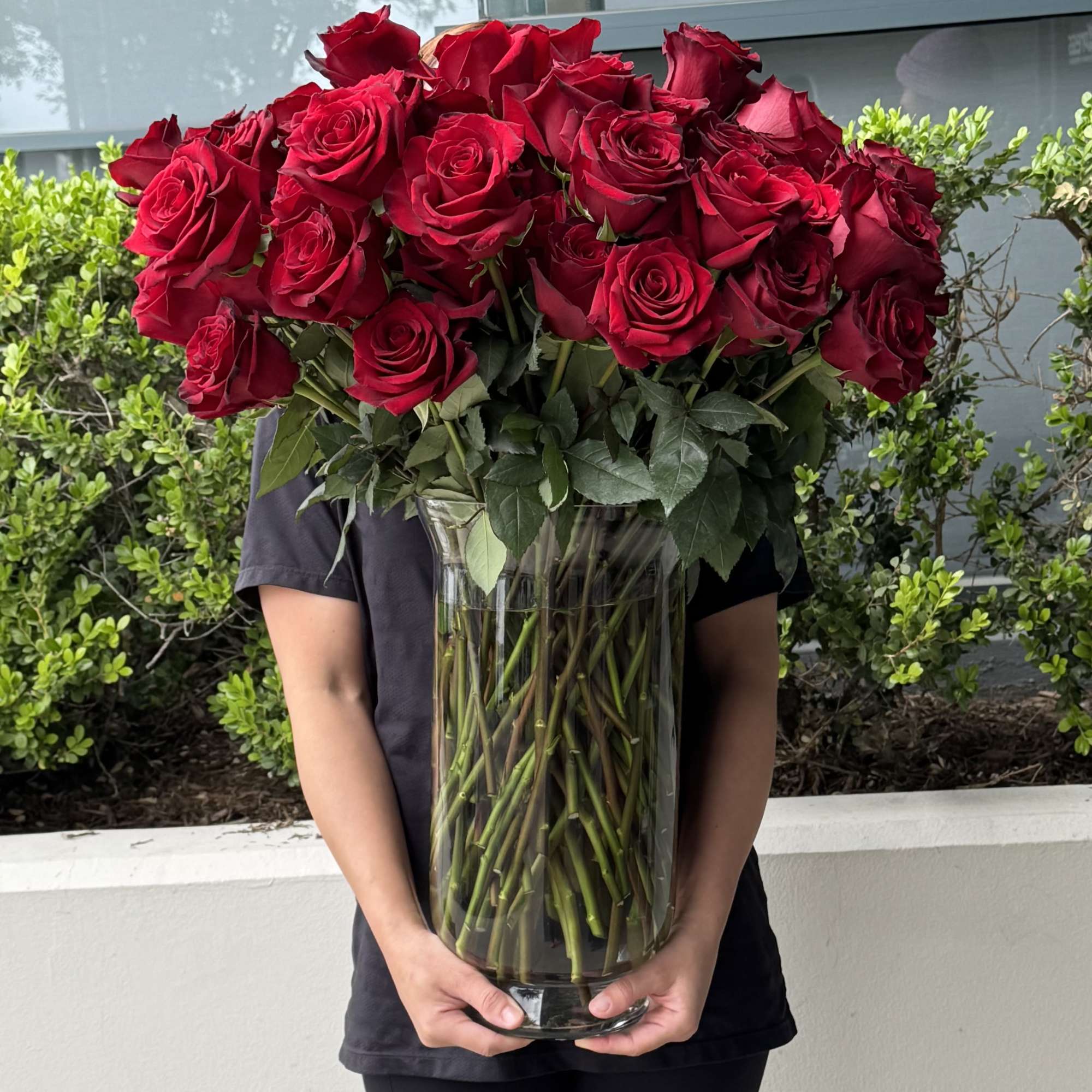 Make a lasting impression with this stunning arrangement of 100 premium long-stem