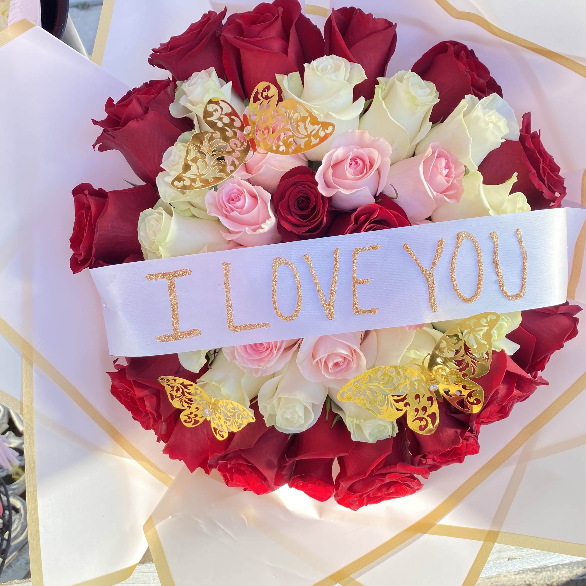 42 beautiful red, white and pink Ecuadorian roses ready to impress that