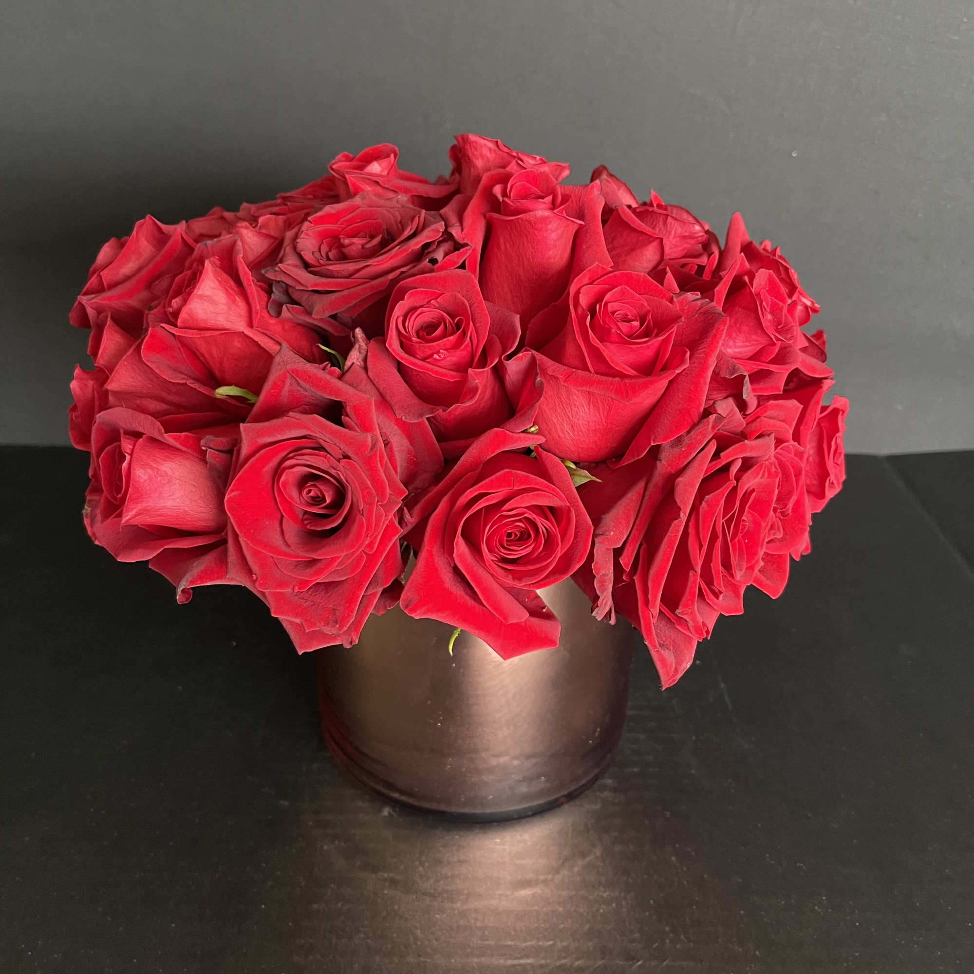 Our stunning large head red roses in a short and lush design.