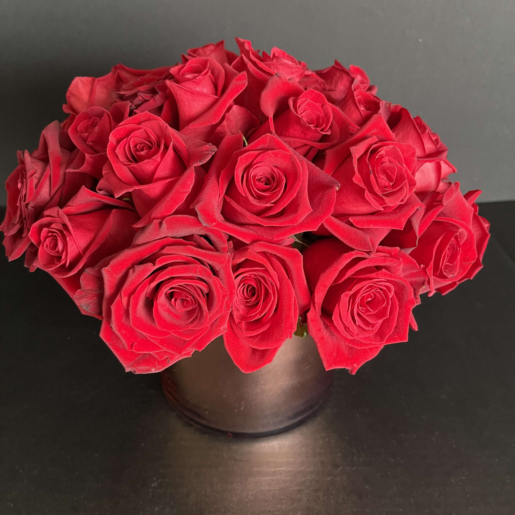 Our stunning large head red roses in a short and lush design.