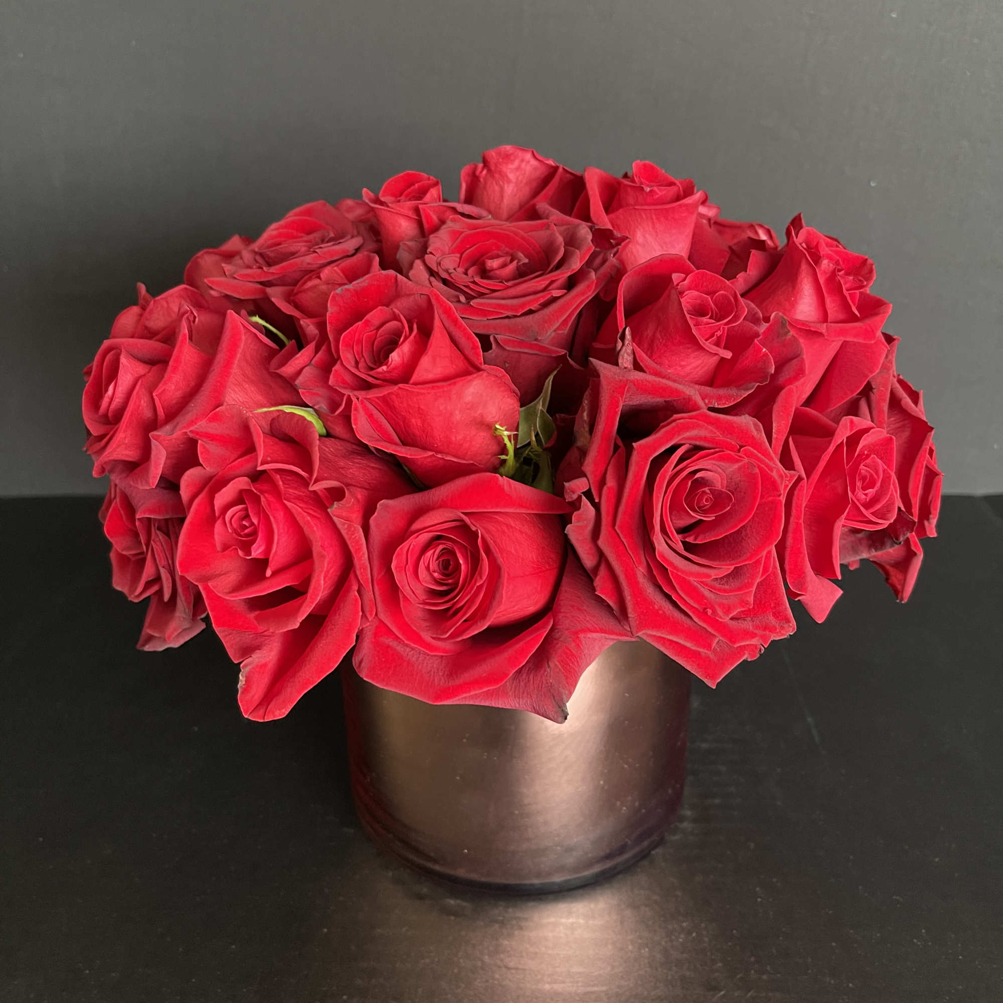 Our stunning large head red roses in a short and lush design.