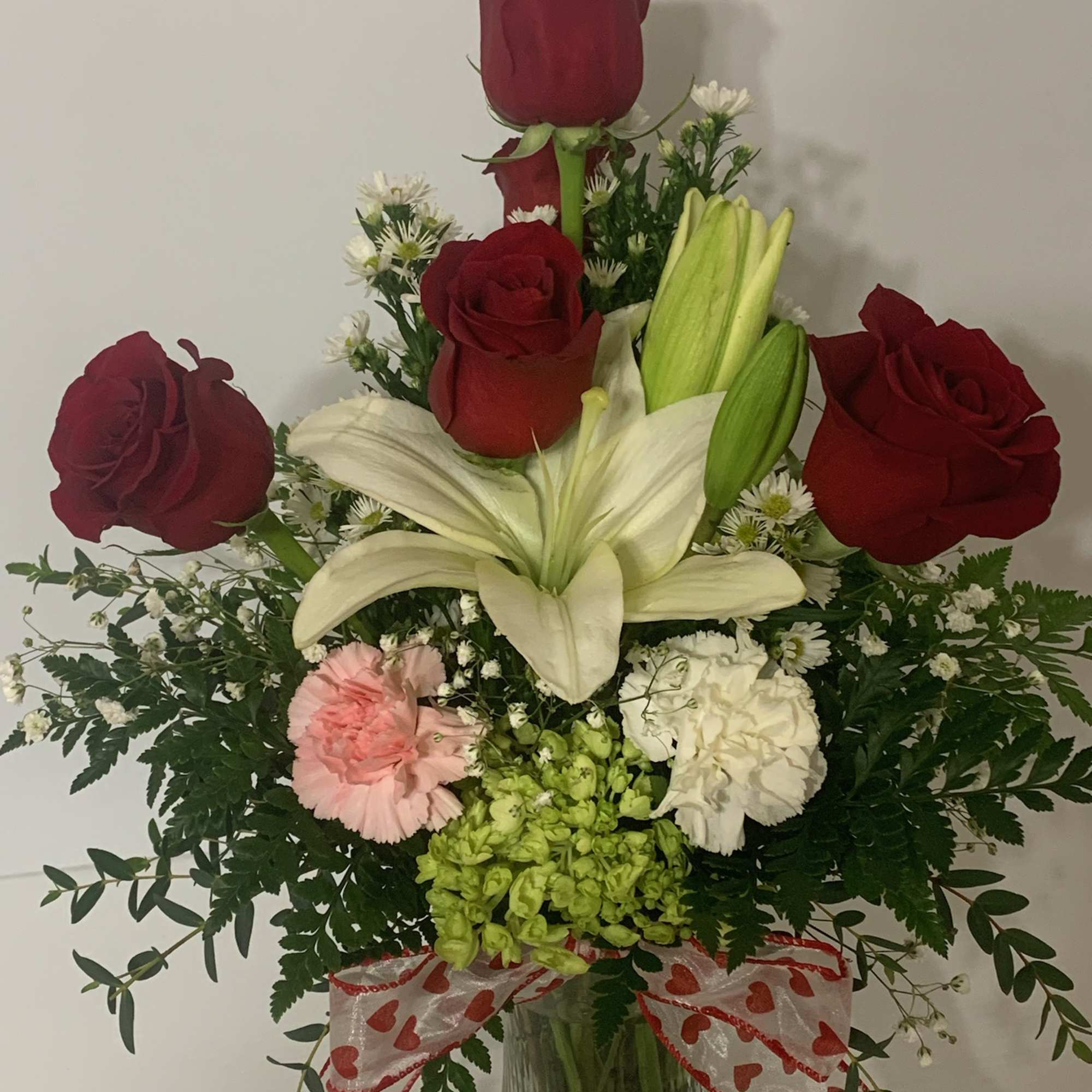 Roses , Lilies, Hydrangea, Carnations and greens to warn her heart