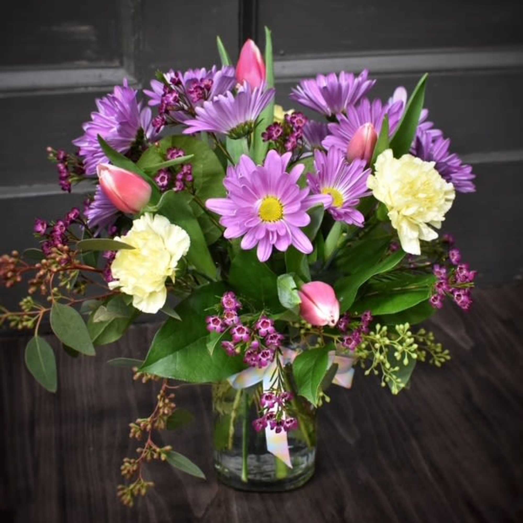 *COLORS MAY VARY DUE TO CURRENT INVENTORY*
A cutie patootie vase for your