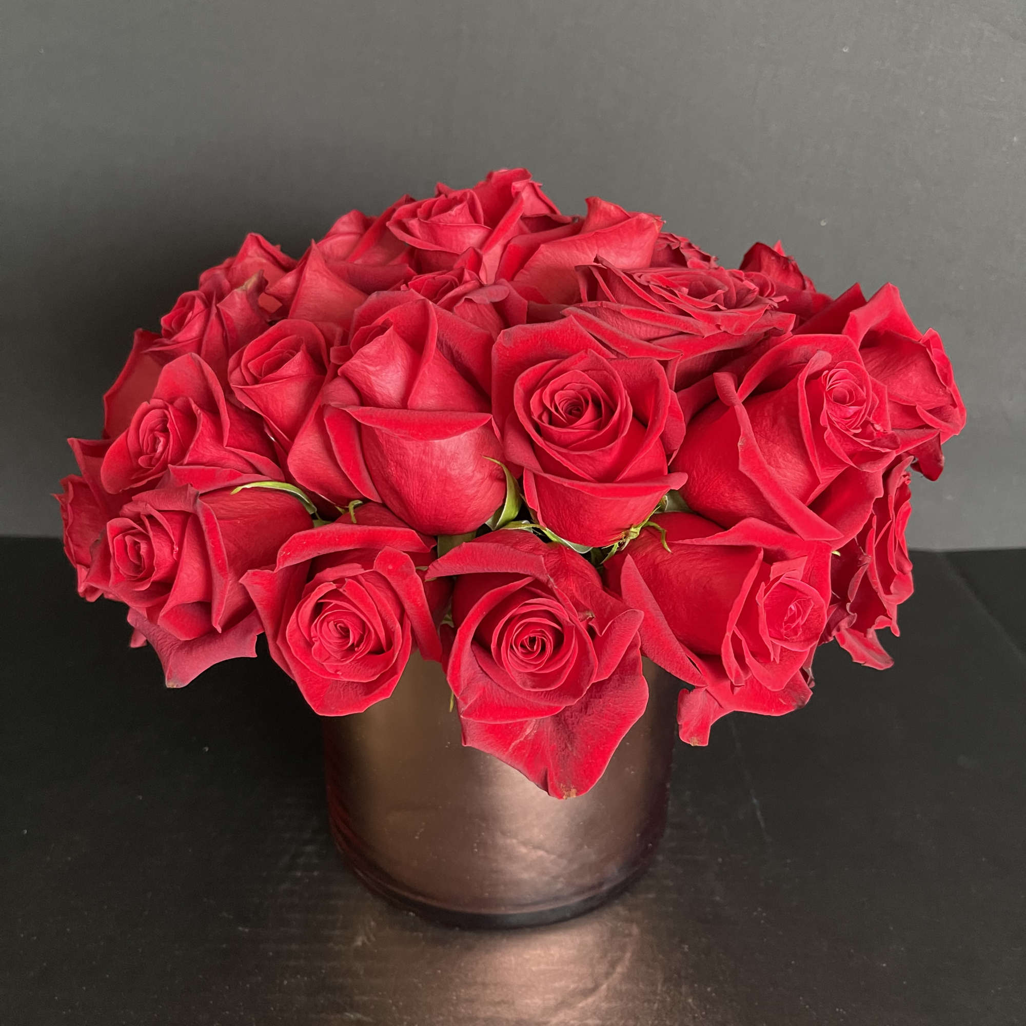 Our stunning large head red roses in a short and lush design.