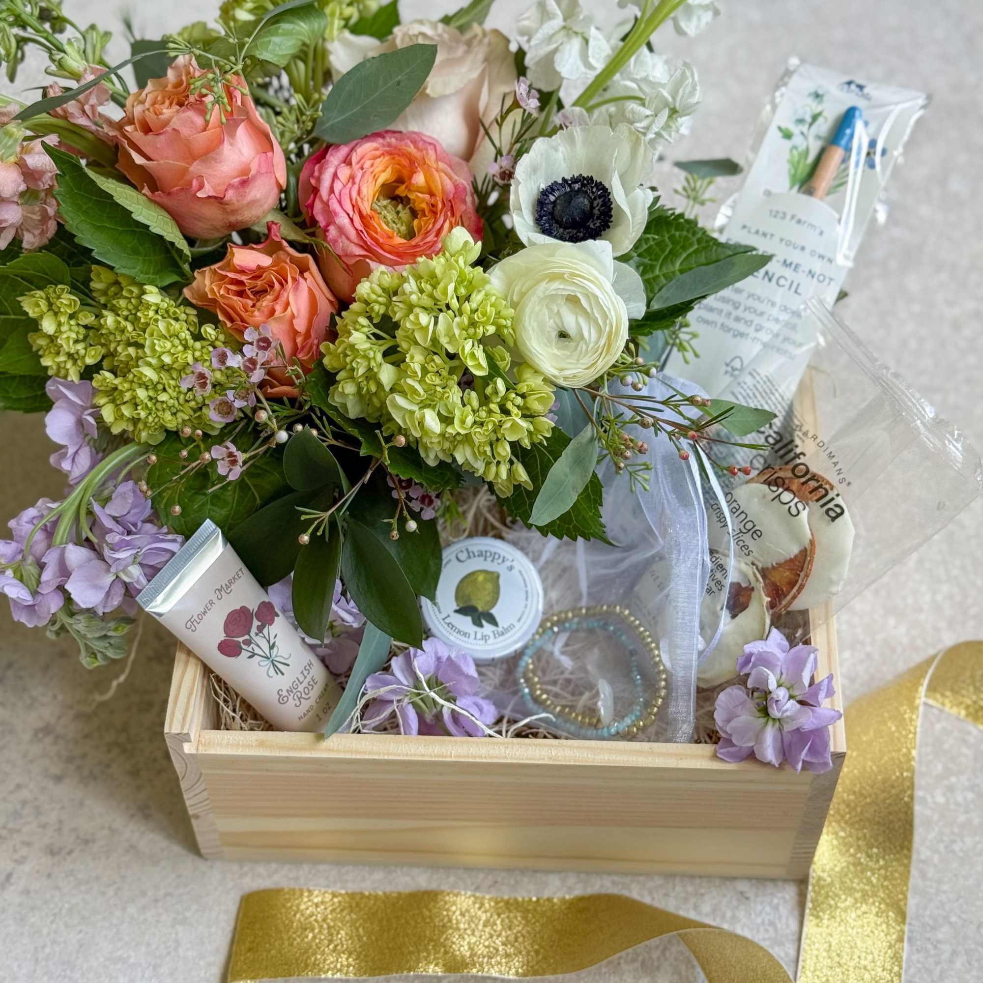 The perfect gift box for a teen girl! 
Gift BOX includes: 