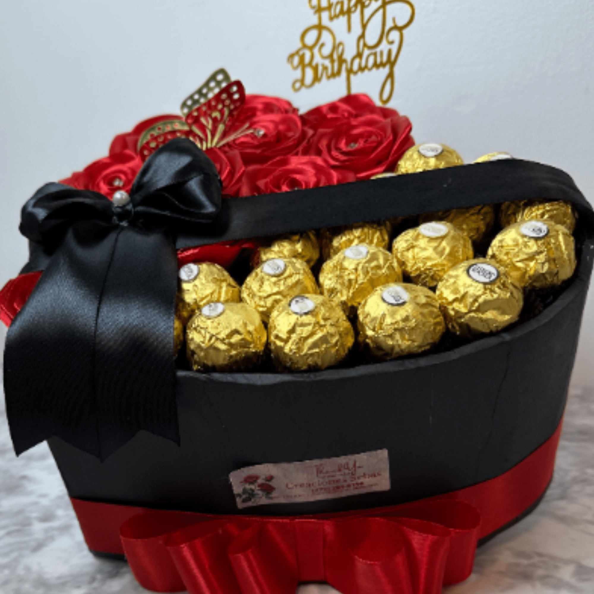 Heart of eternal roses and Ferrero Rocher with customizable ribbon for different