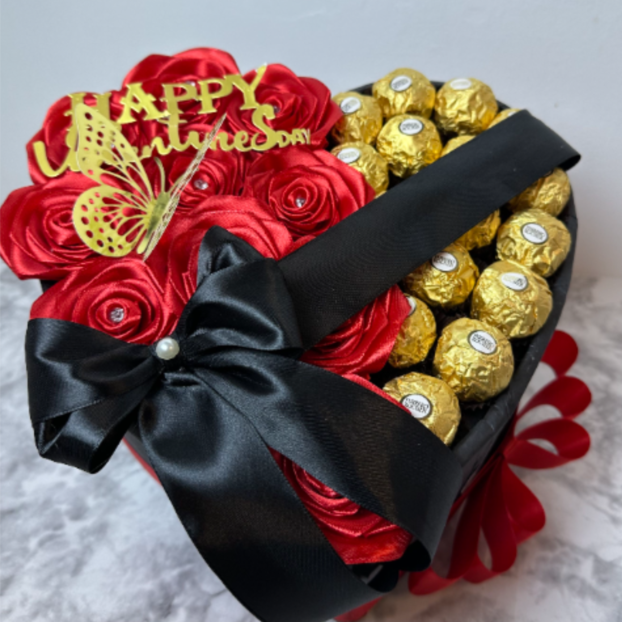 Heart of eternal roses and Ferrero Rocher with customizable ribbon for different