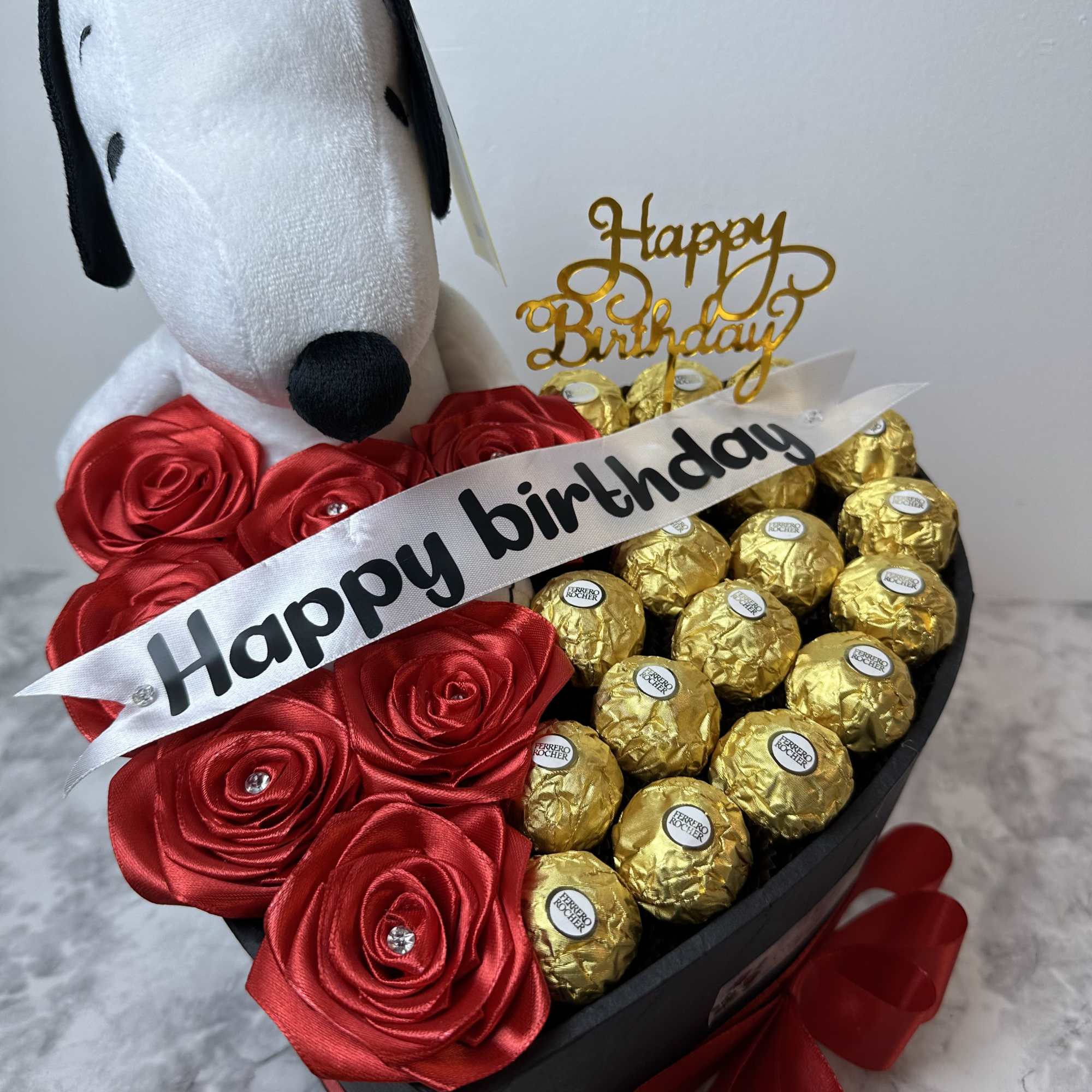 Heart of eternal roses and Ferrero Rocher with customizable ribbon for different