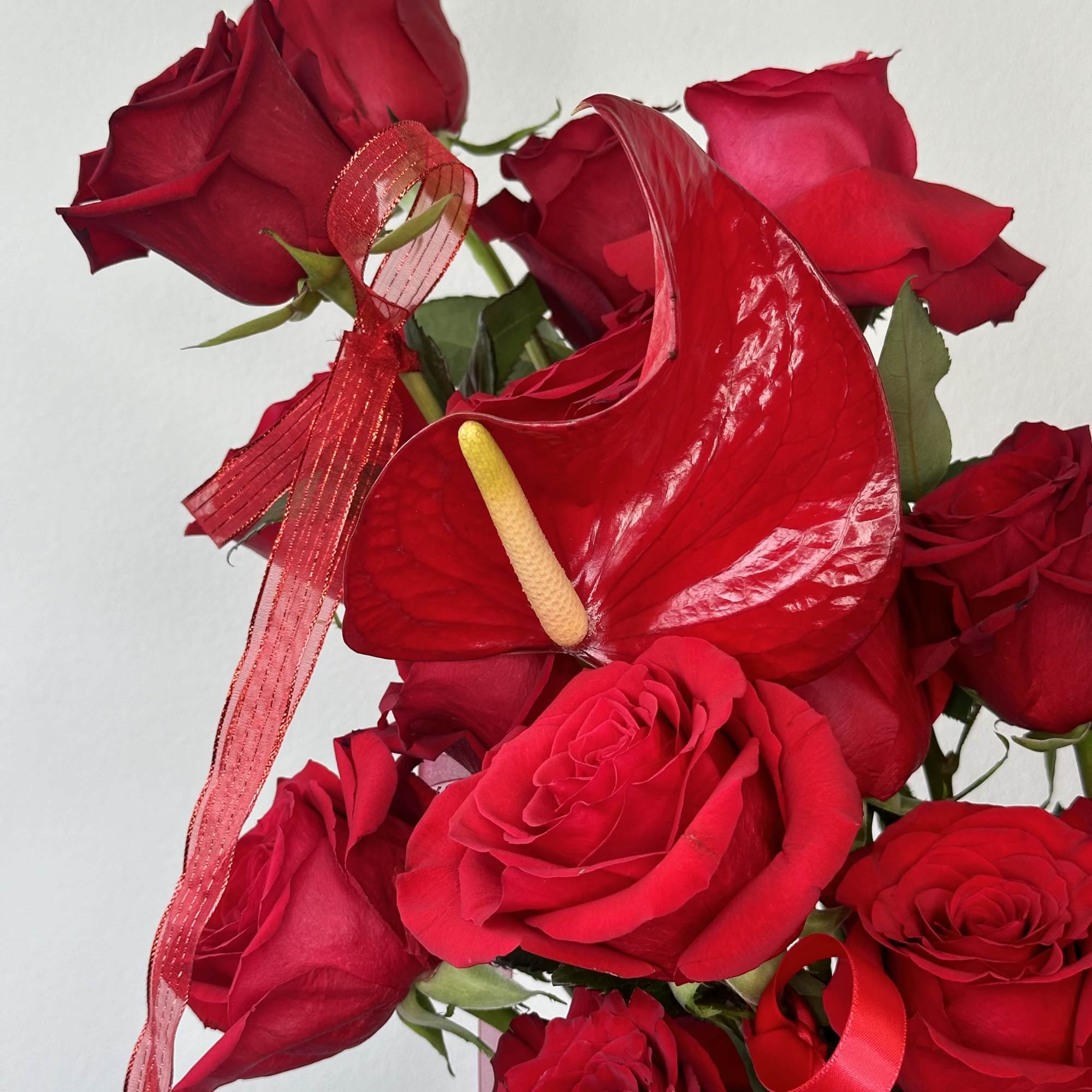 At the heart of this exquisite design is the stunning vase, inspired