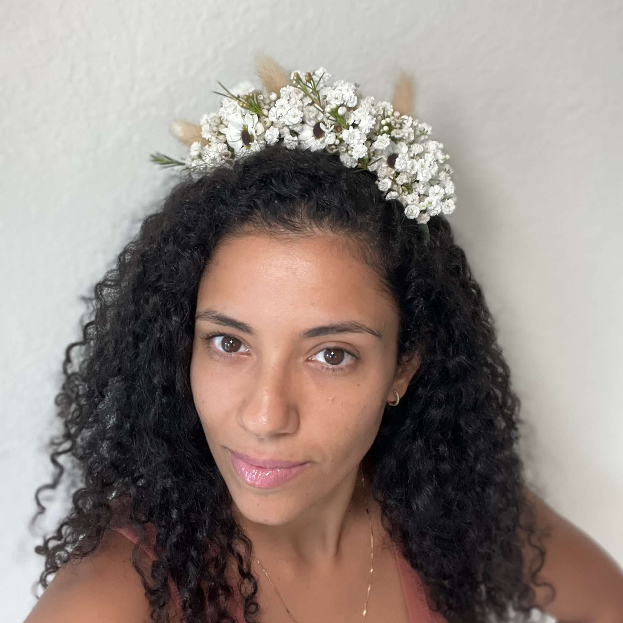 This expertly crafted floral headband features fresh flowers that add natural beauty