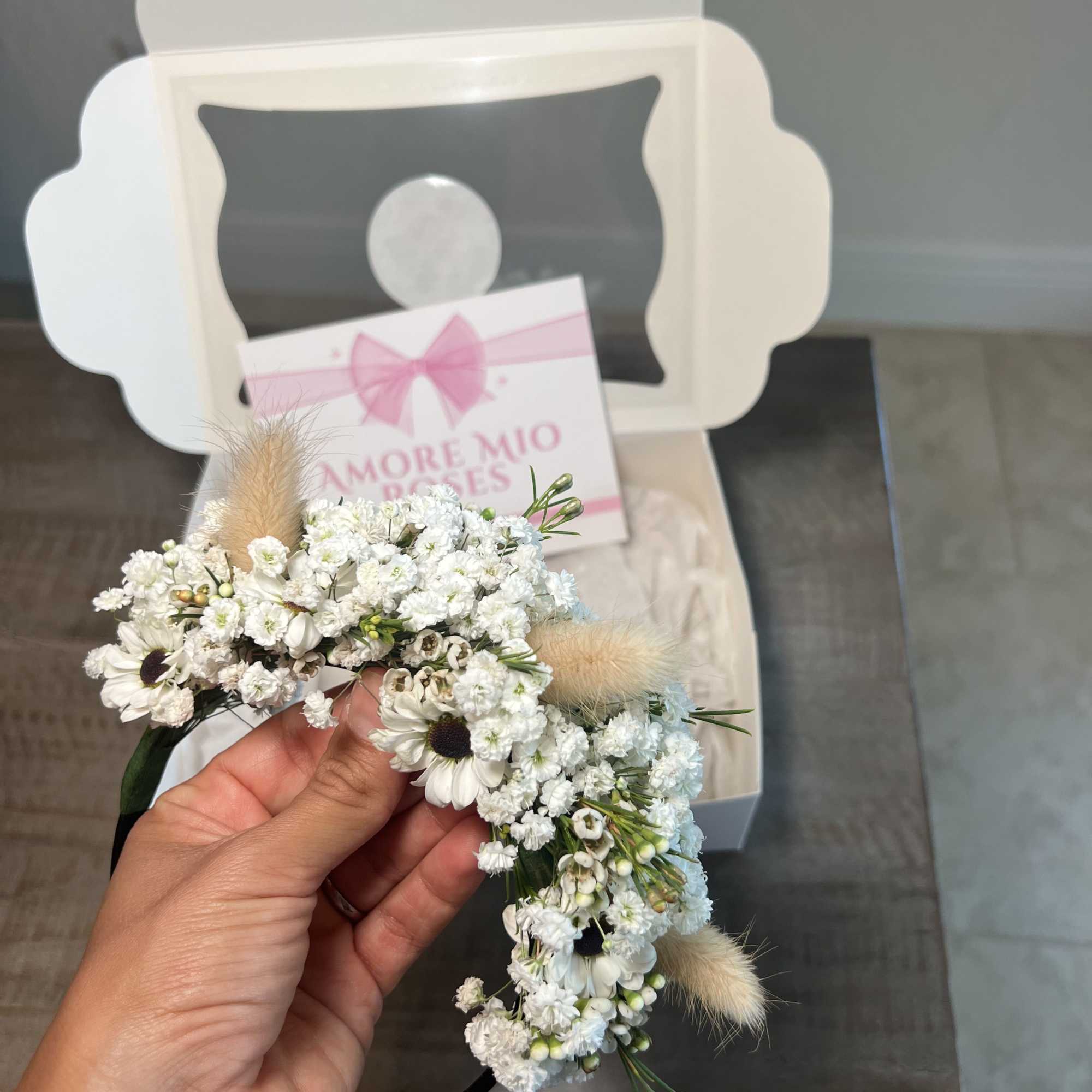 This expertly crafted floral headband features fresh flowers that add natural beauty