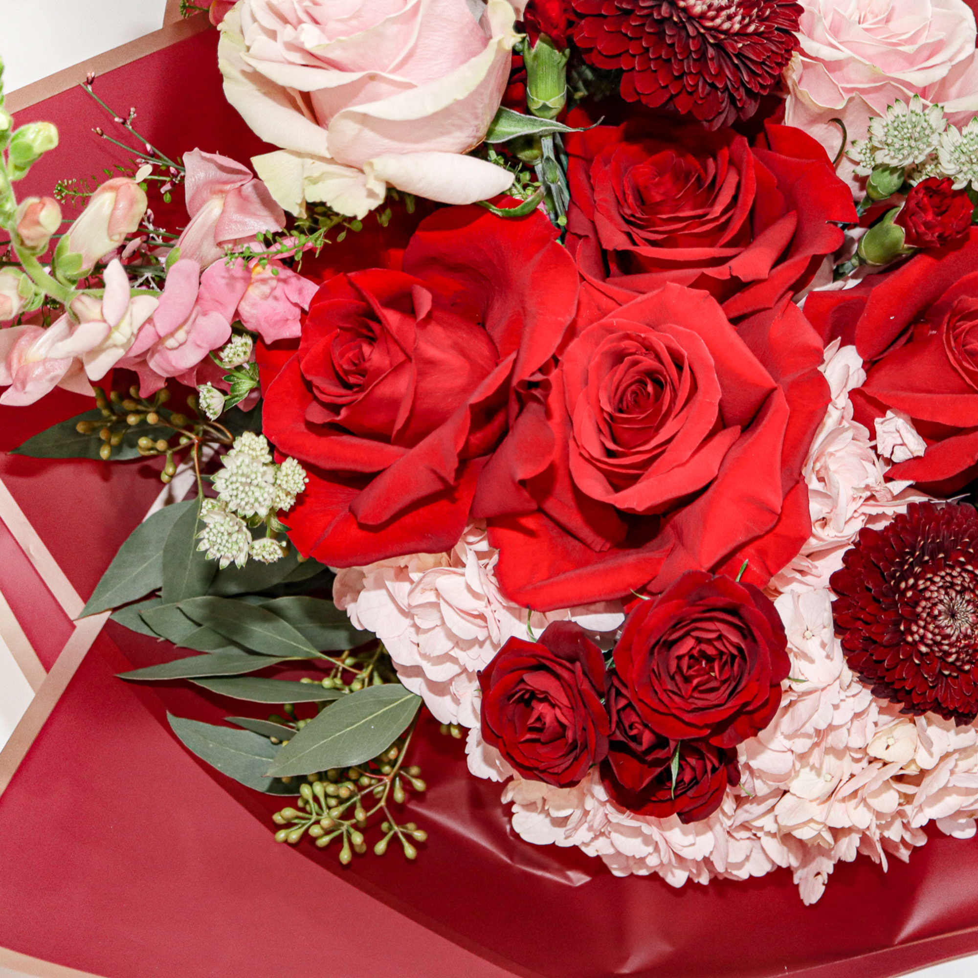 Presenting you our hand tied bouquets collection, we describe Desire to be
