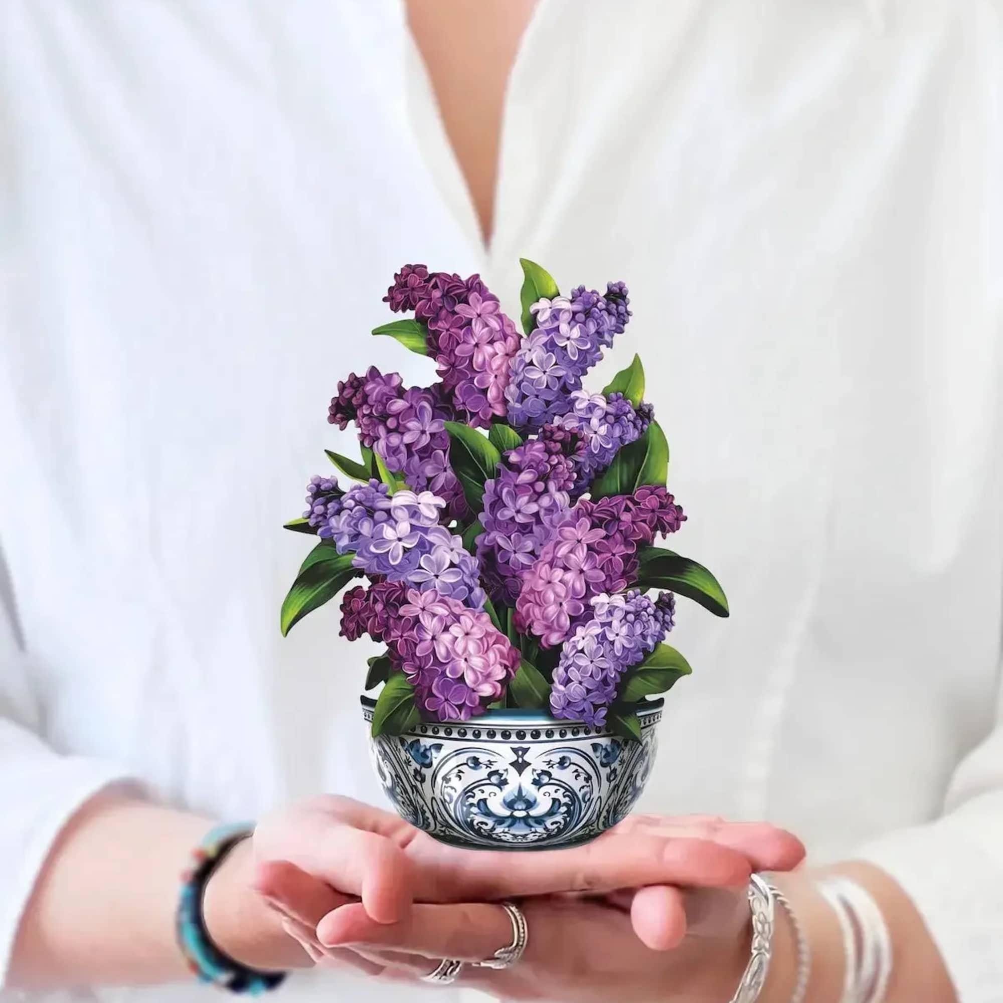 Discover the beauty of spring with our Mini Garden Lilacs pop-up bouquet.